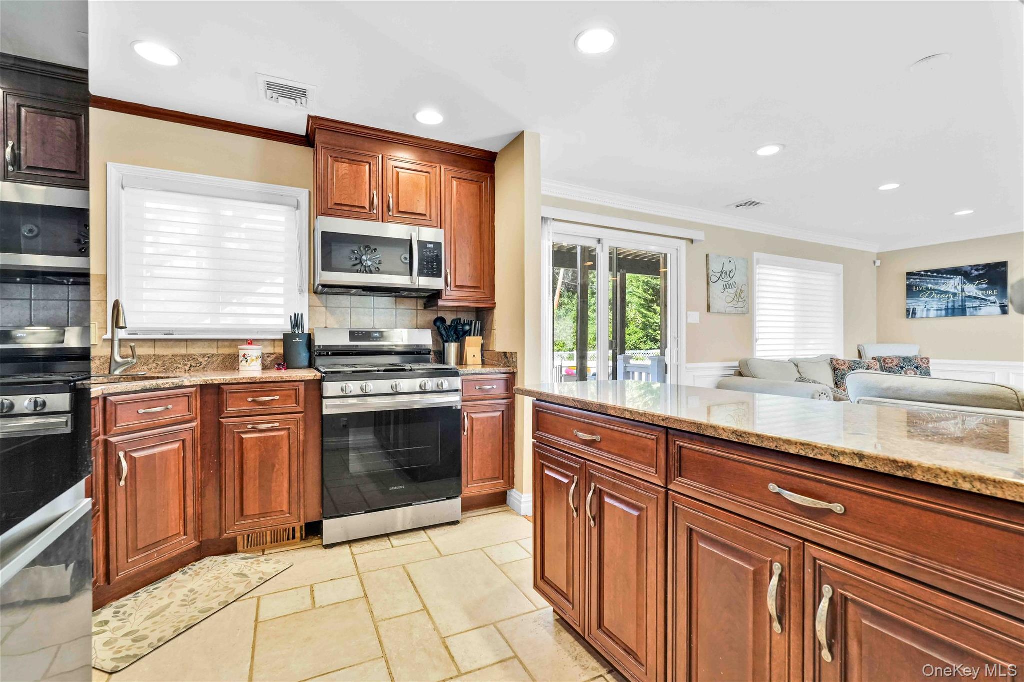 2 Amherst Lane, Smithtown, NY 11787