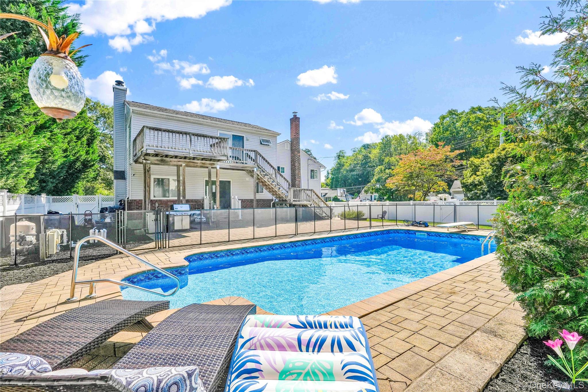 2 Amherst Lane, Smithtown, NY 11787