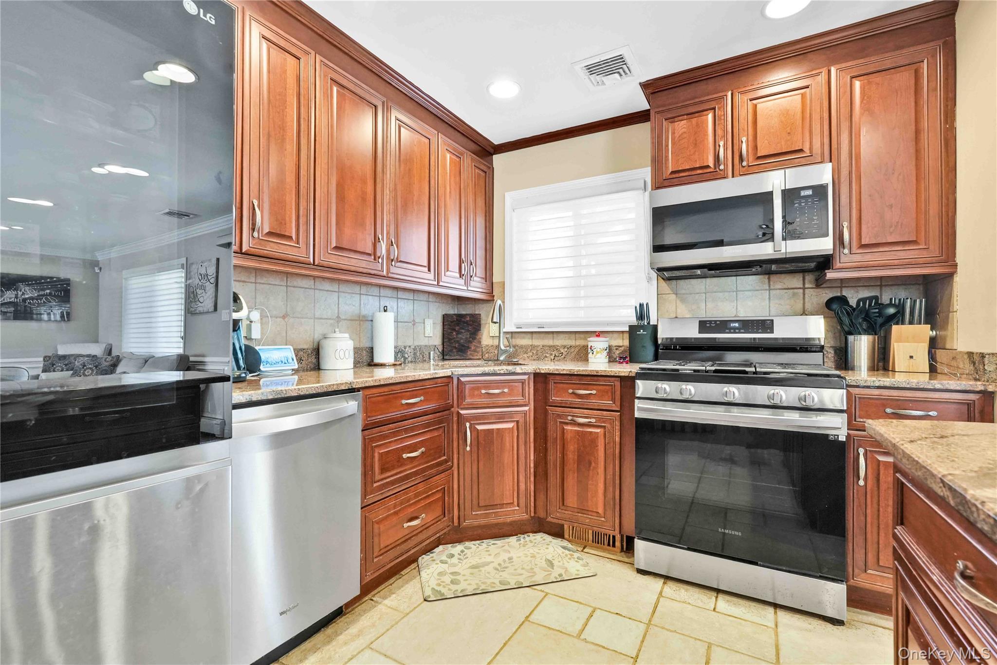 2 Amherst Lane, Smithtown, NY 11787