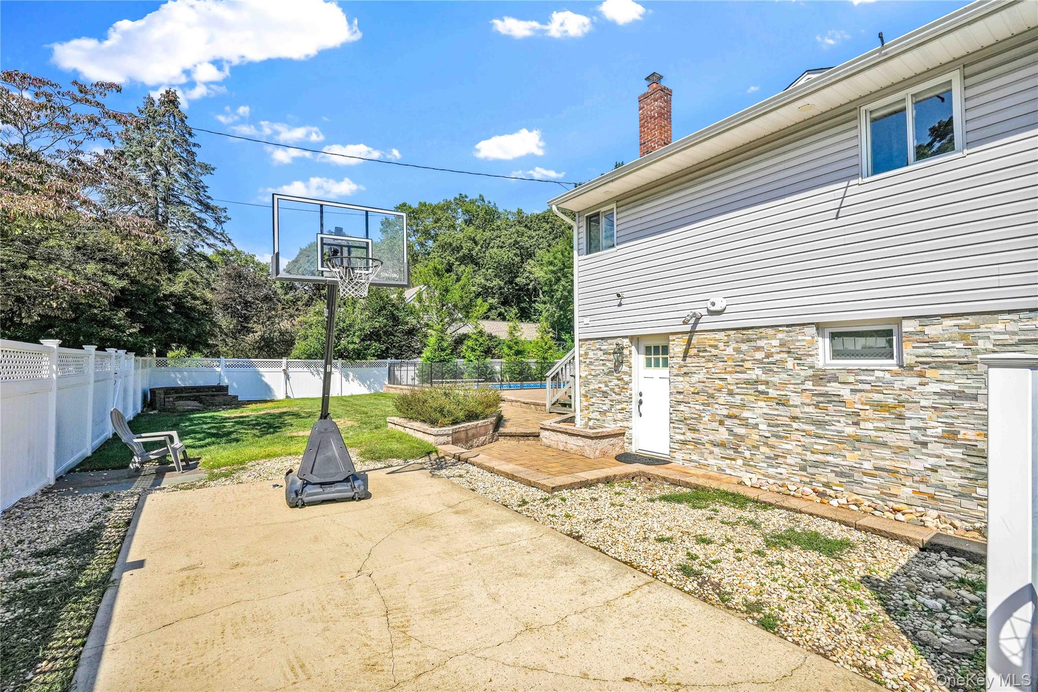 2 Amherst Lane, Smithtown, NY 11787