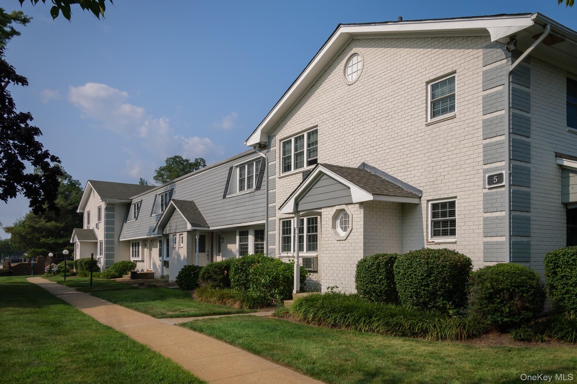 23 Weaver Drive # 11-1B, Massapequa, NY 11758