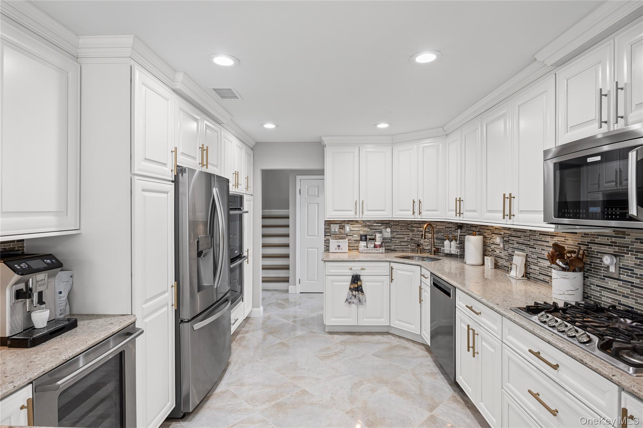 171 Colony Drive, Holbrook, NY 11741