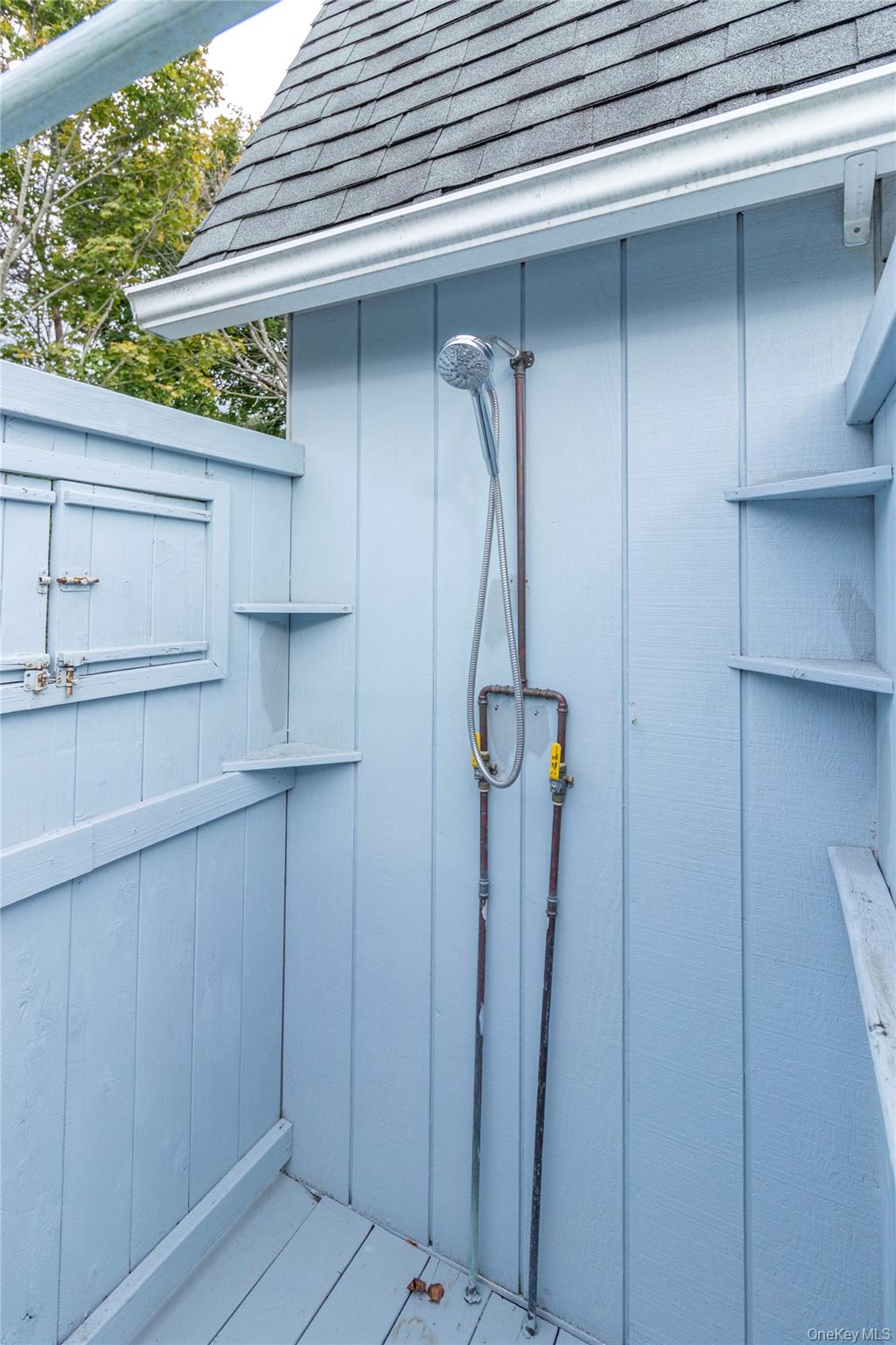 18 Alanson Lane, Hampton Bays, NY 11946