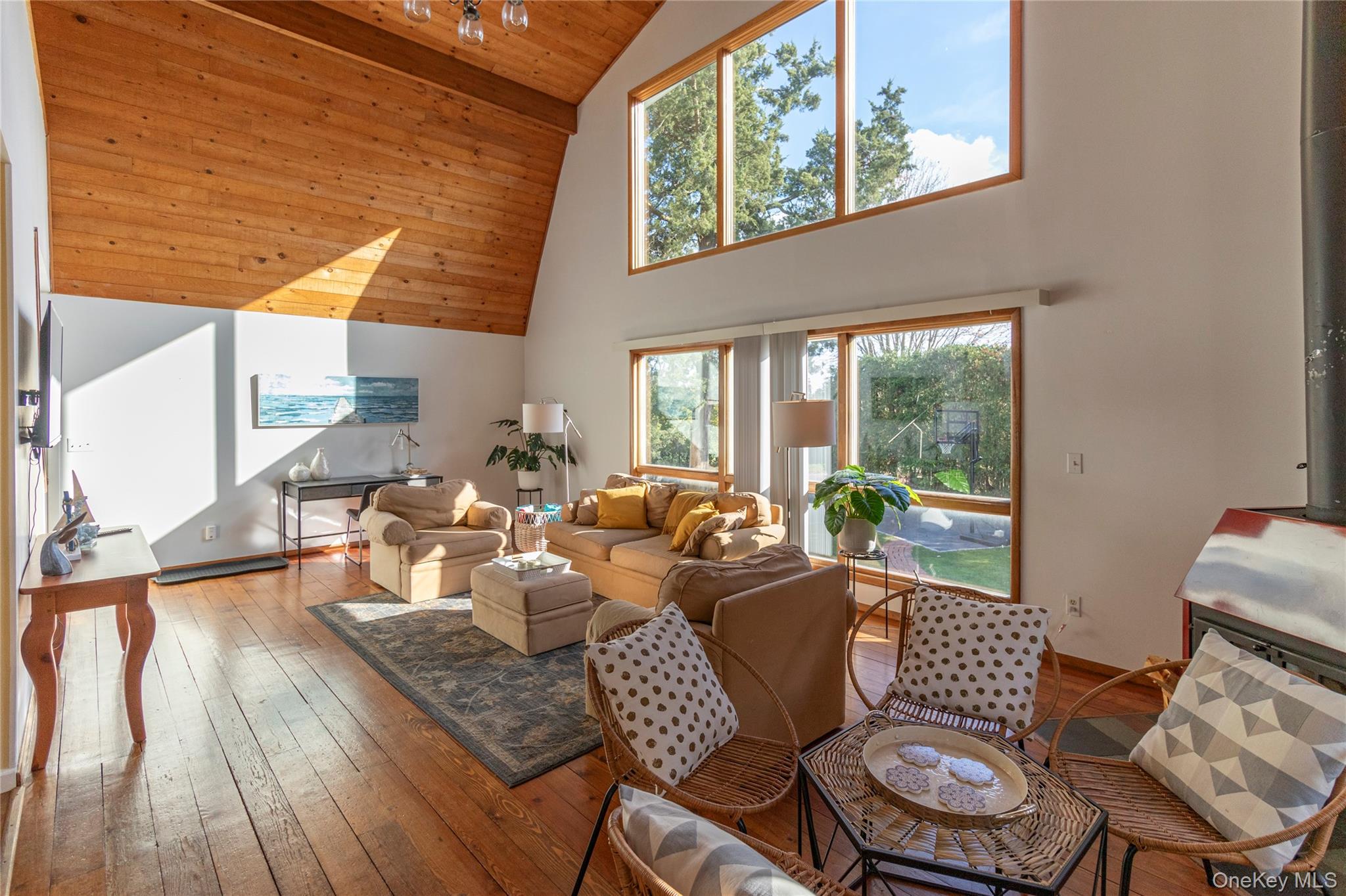 18 Alanson Lane, Hampton Bays, NY 11946