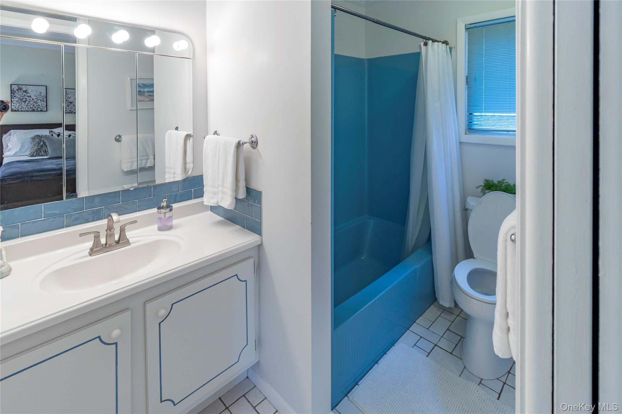 18 Alanson Lane, Hampton Bays, NY 11946