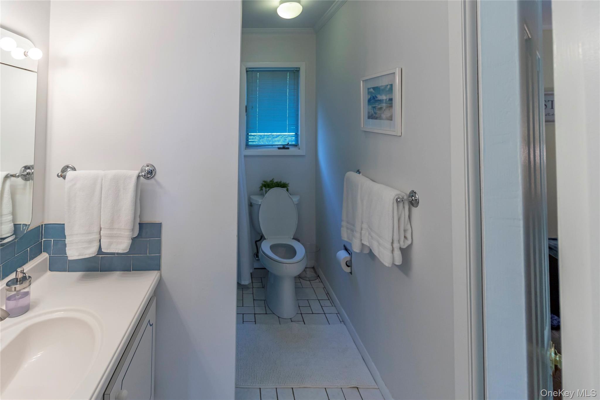 18 Alanson Lane, Hampton Bays, NY 11946