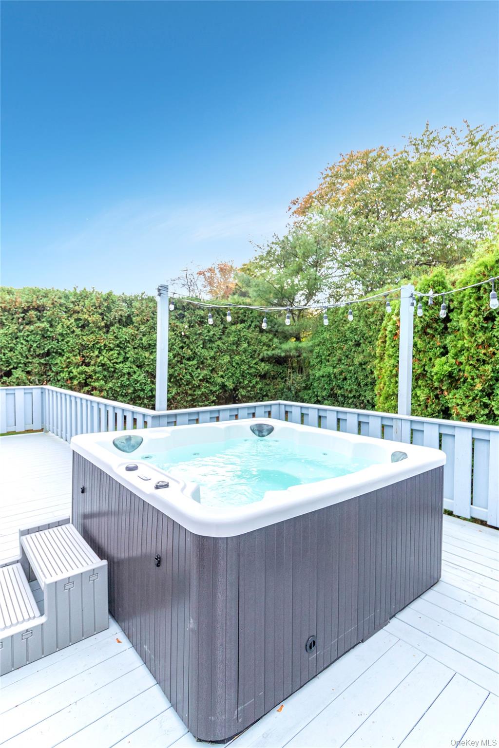 18 Alanson Lane, Hampton Bays, NY 11946