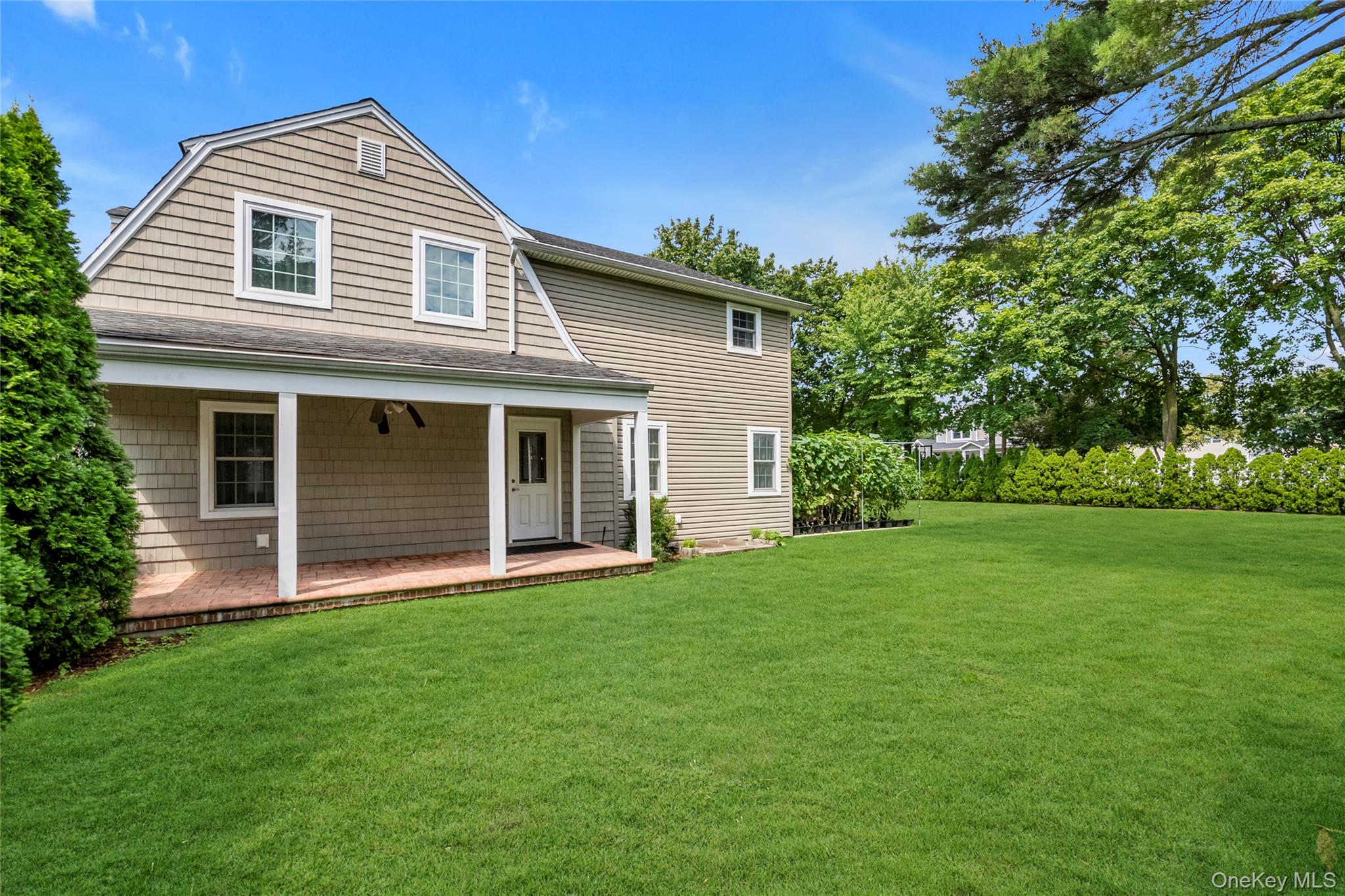 10 Field Avenue, Hicksville, NY 11801