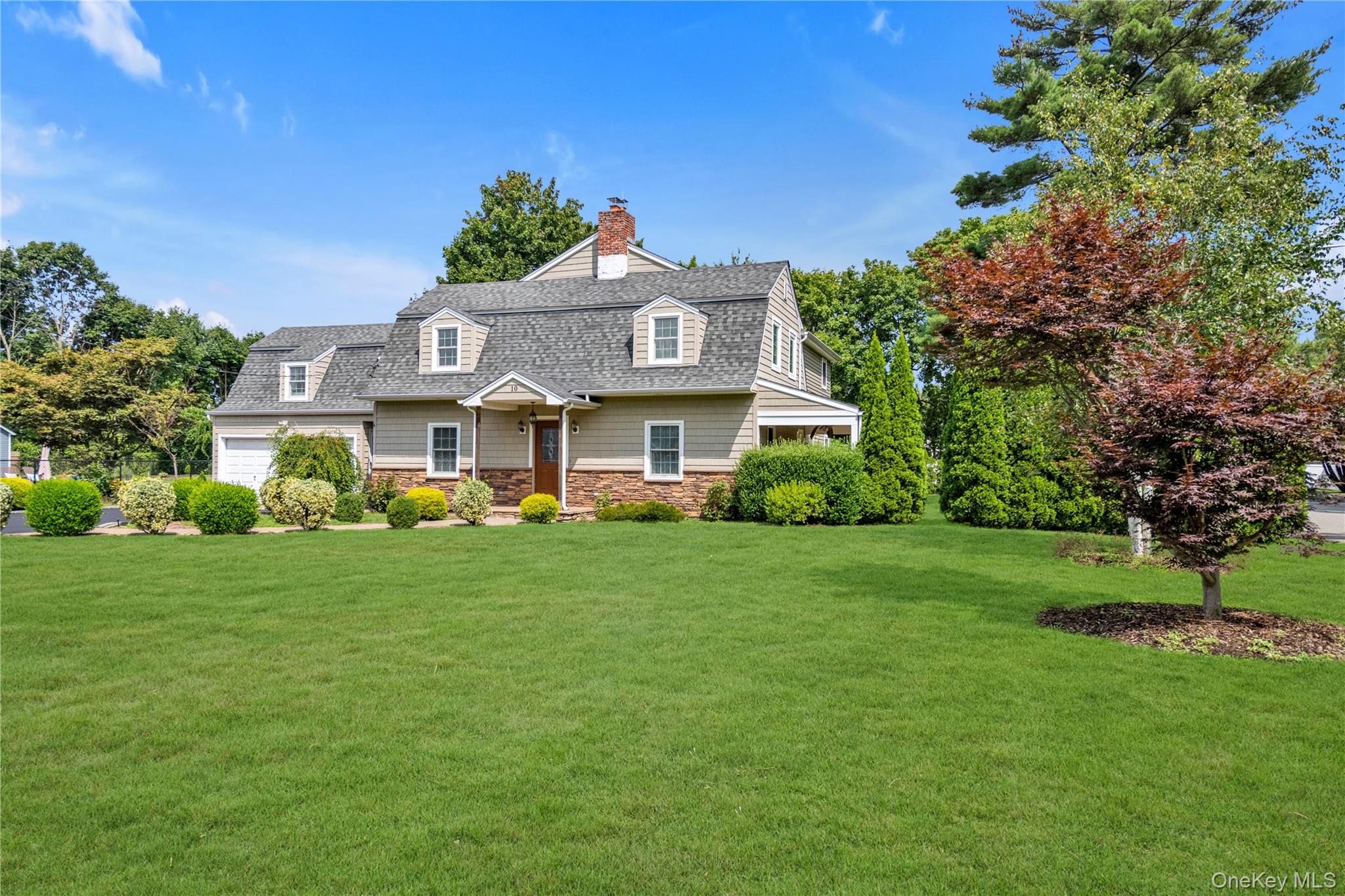 10 Field Avenue, Hicksville, NY 11801