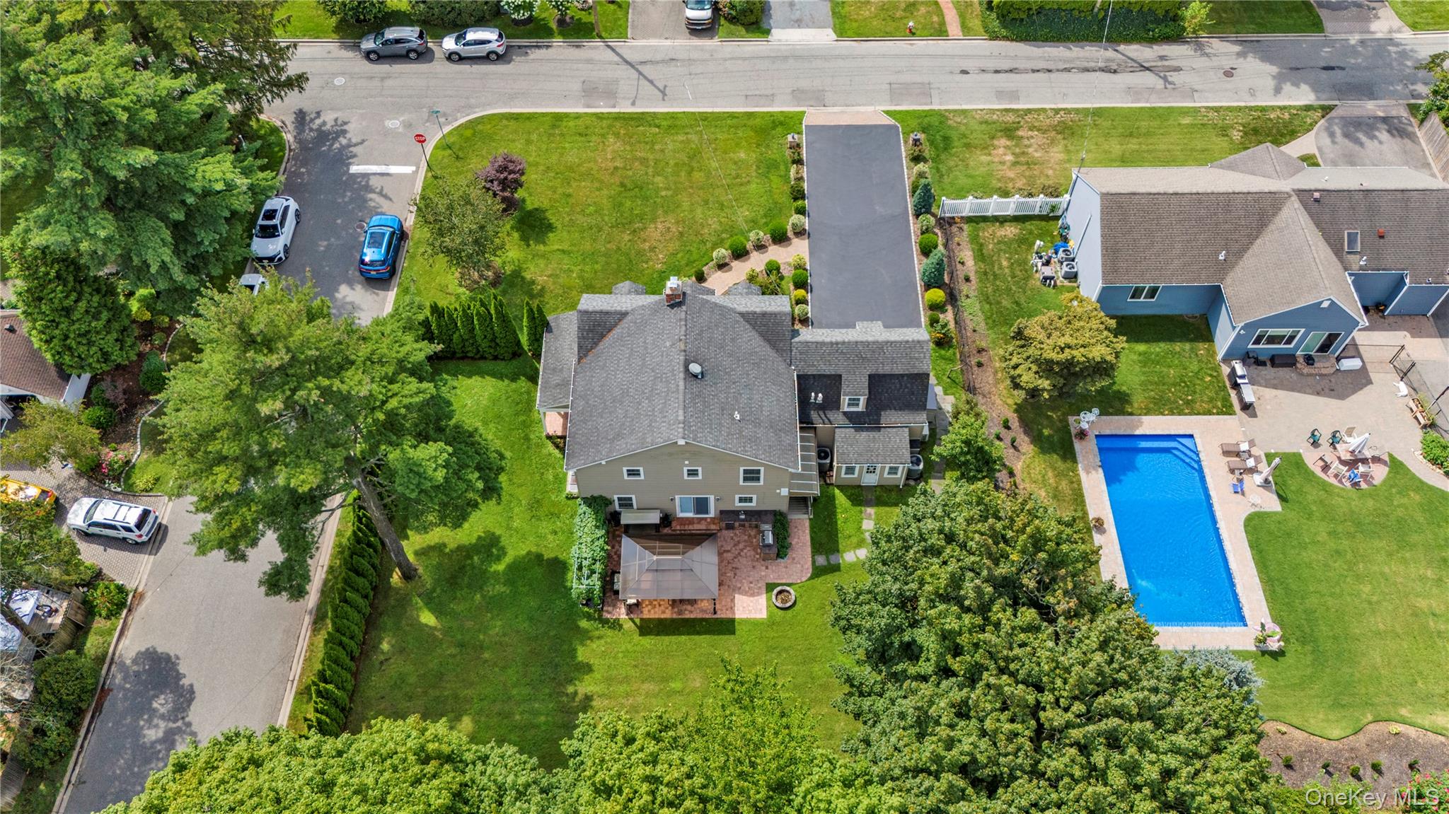 10 Field Avenue, Hicksville, NY 11801