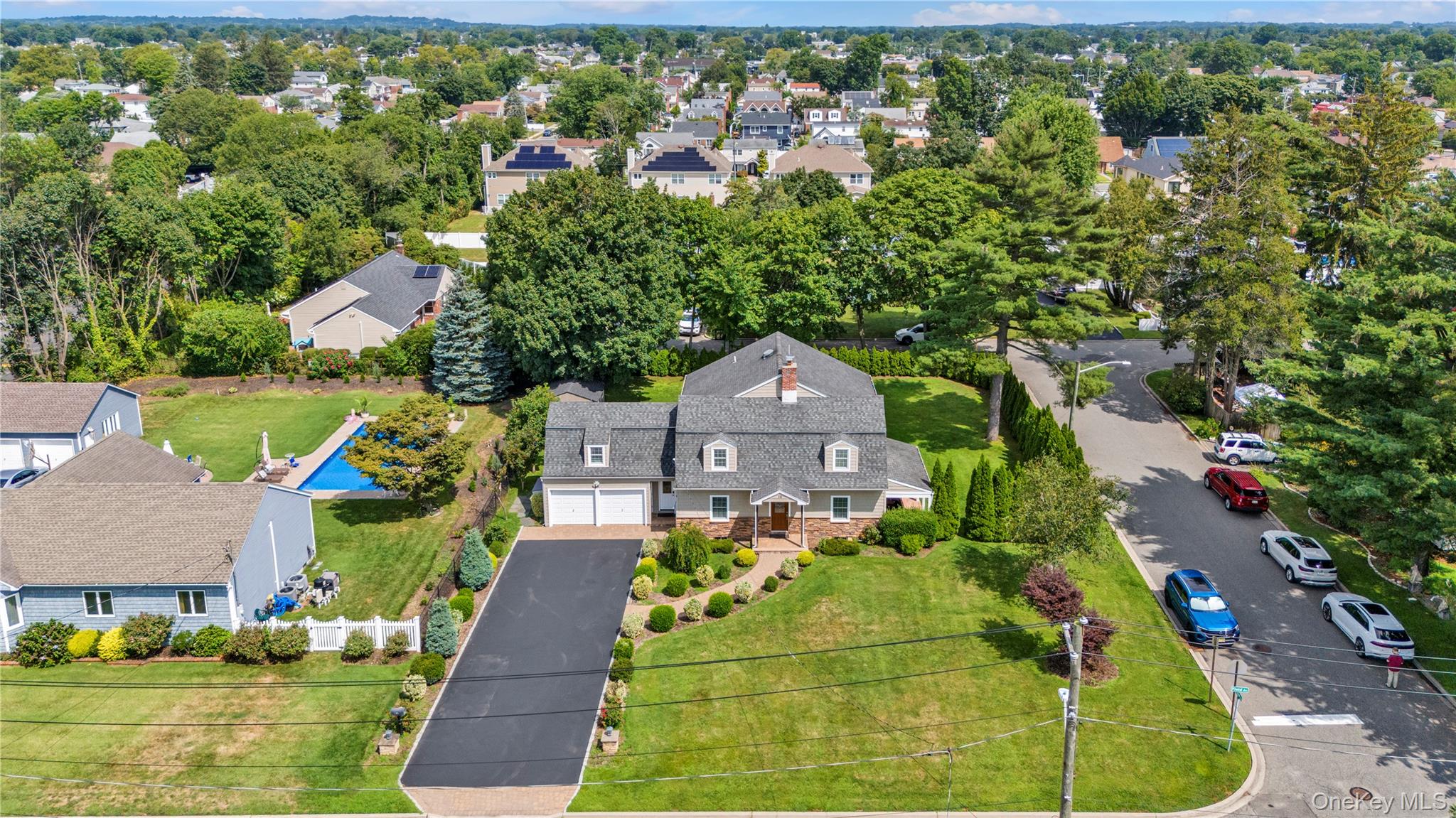 10 Field Avenue, Hicksville, NY 11801