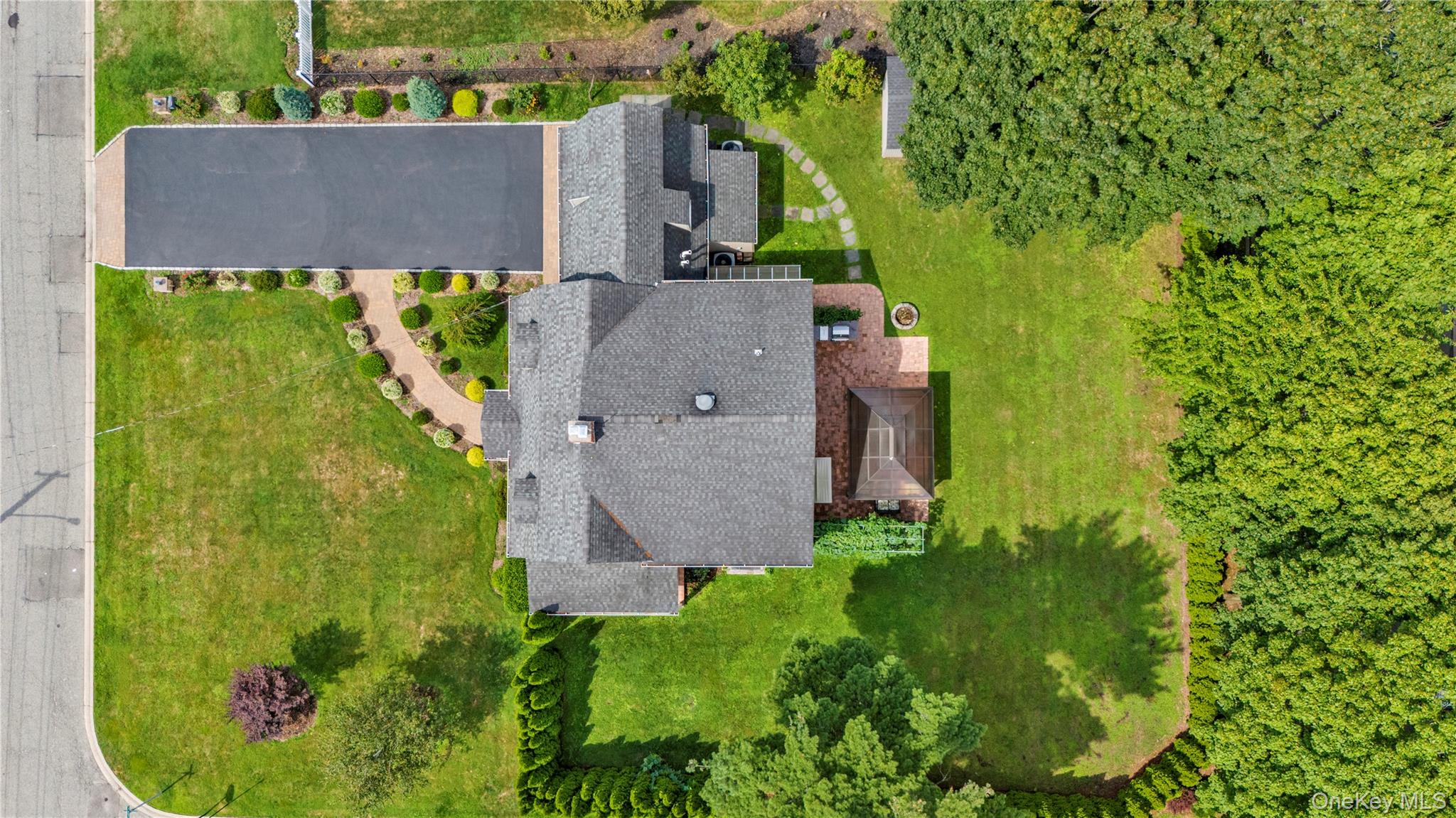 10 Field Avenue, Hicksville, NY 11801