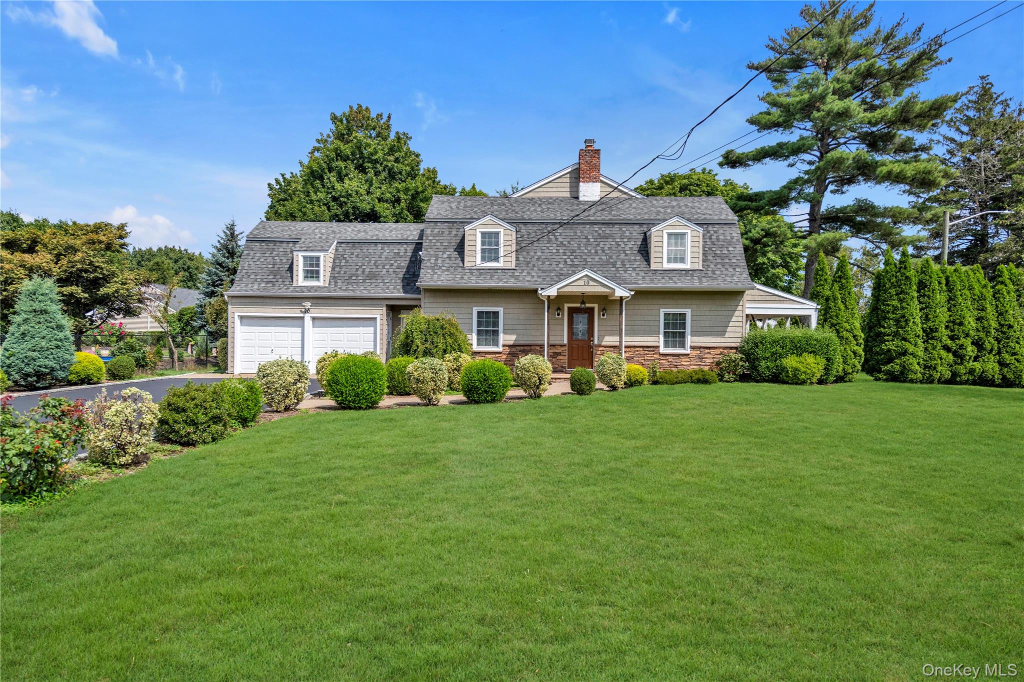 10 Field Avenue, Hicksville, NY 11801