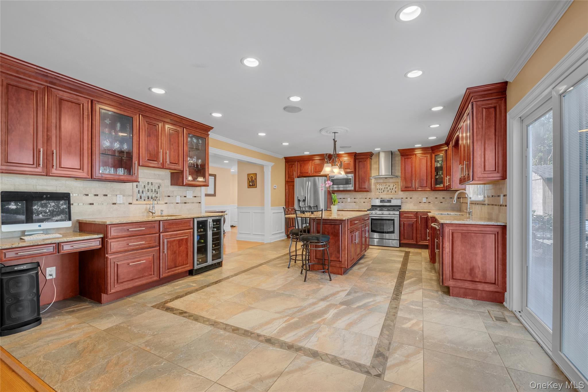 10 Field Avenue, Hicksville, NY 11801