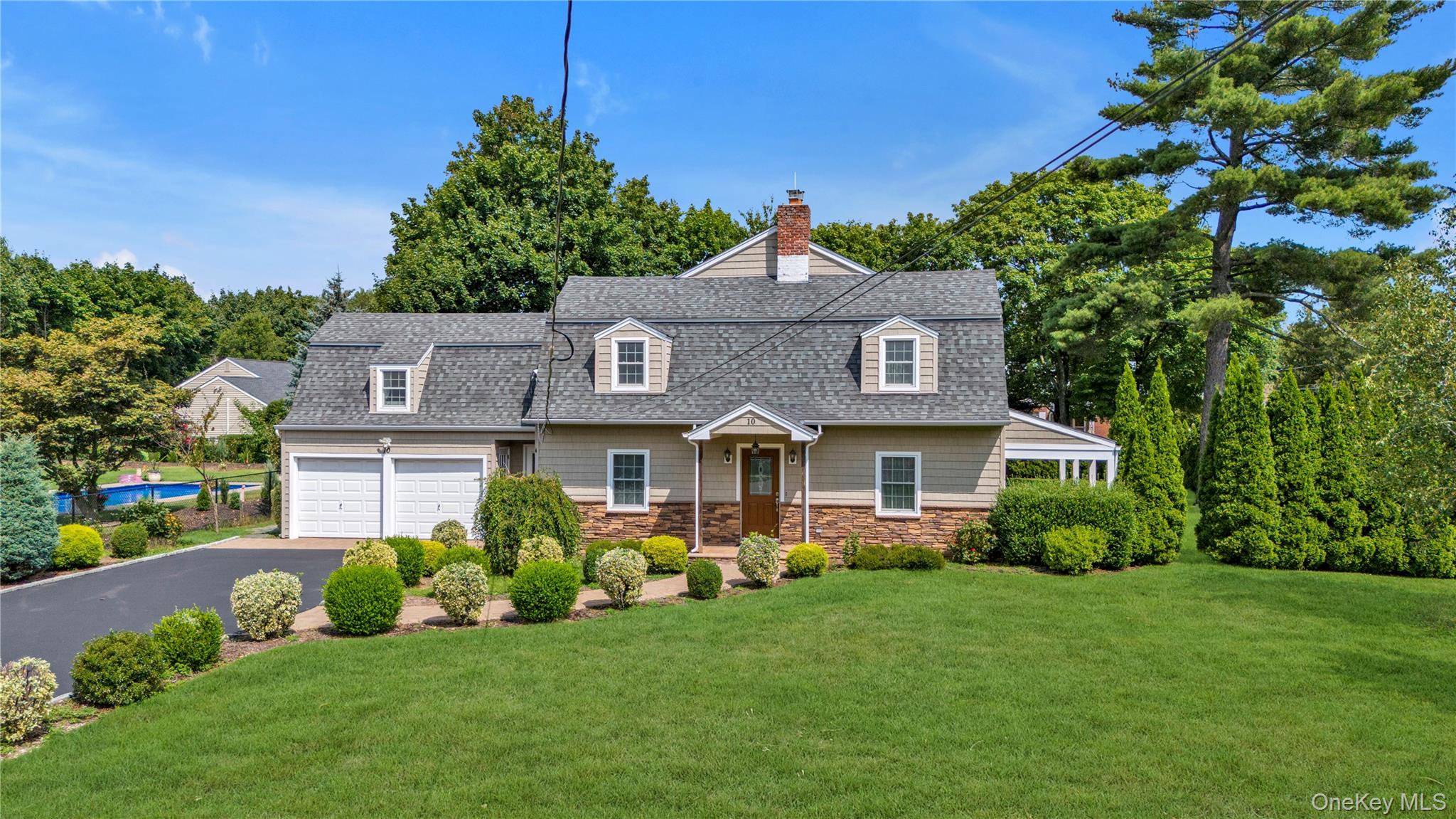 10 Field Avenue, Hicksville, NY 11801