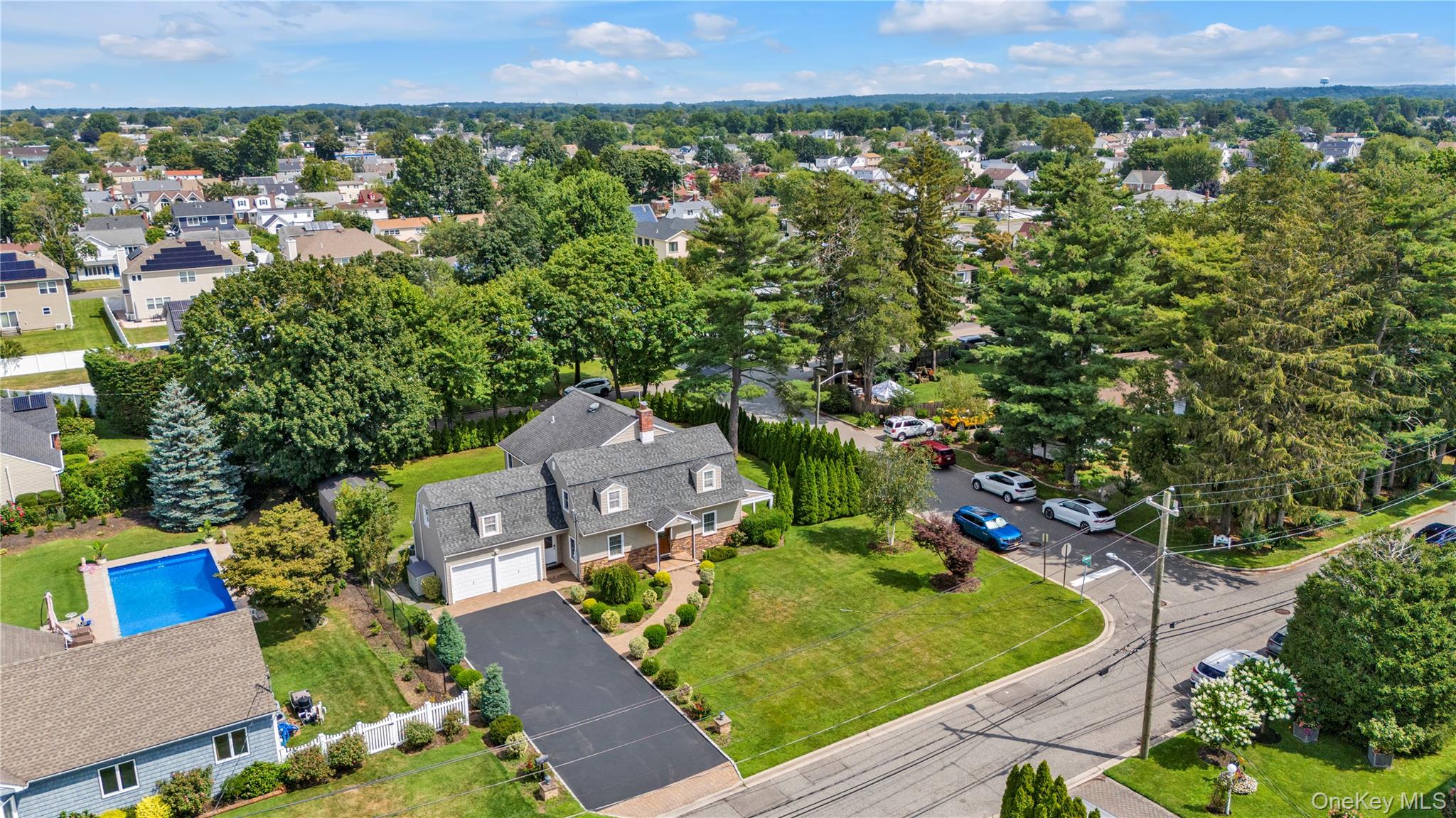 10 Field Avenue, Hicksville, NY 11801