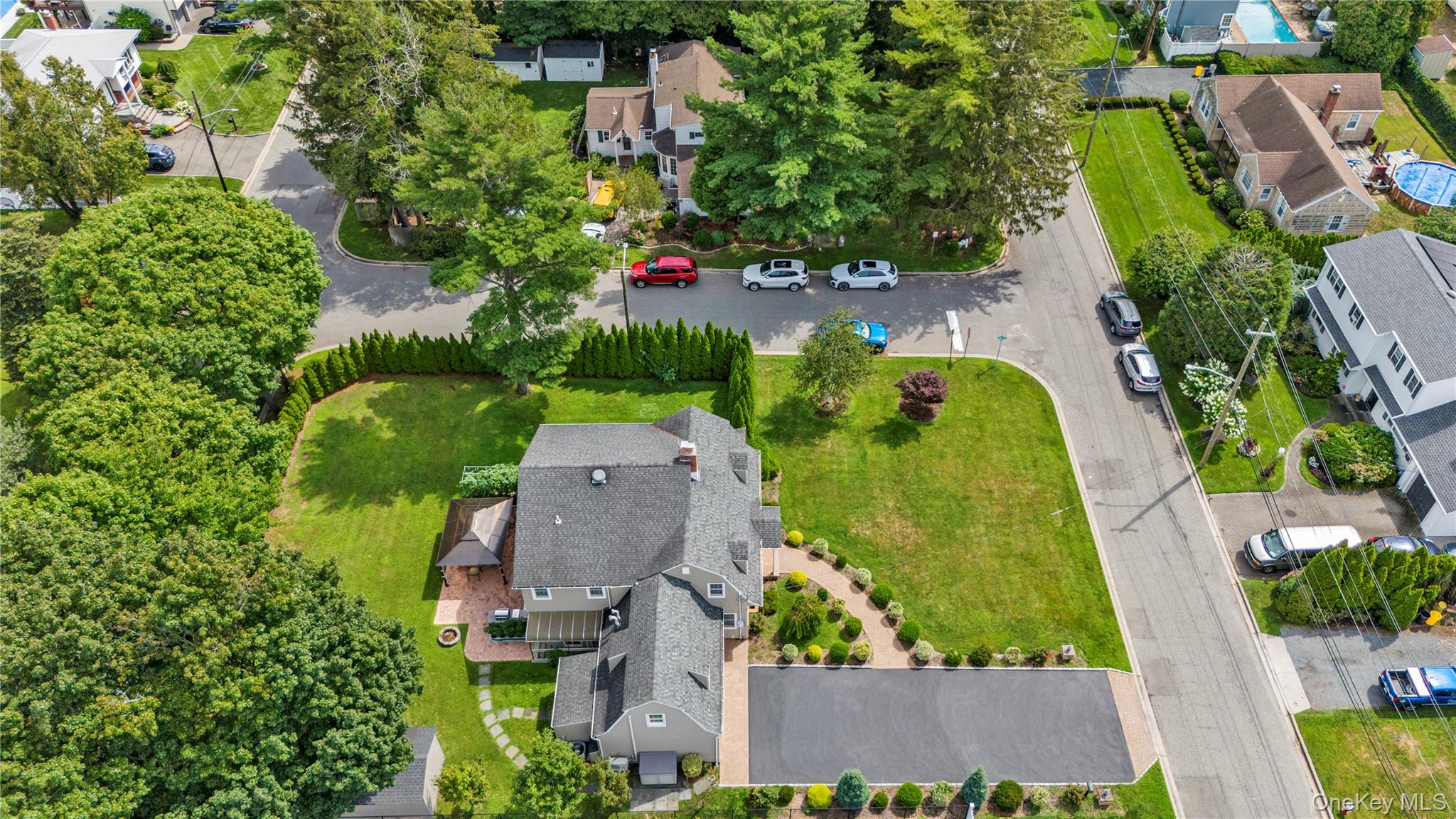 10 Field Avenue, Hicksville, NY 11801