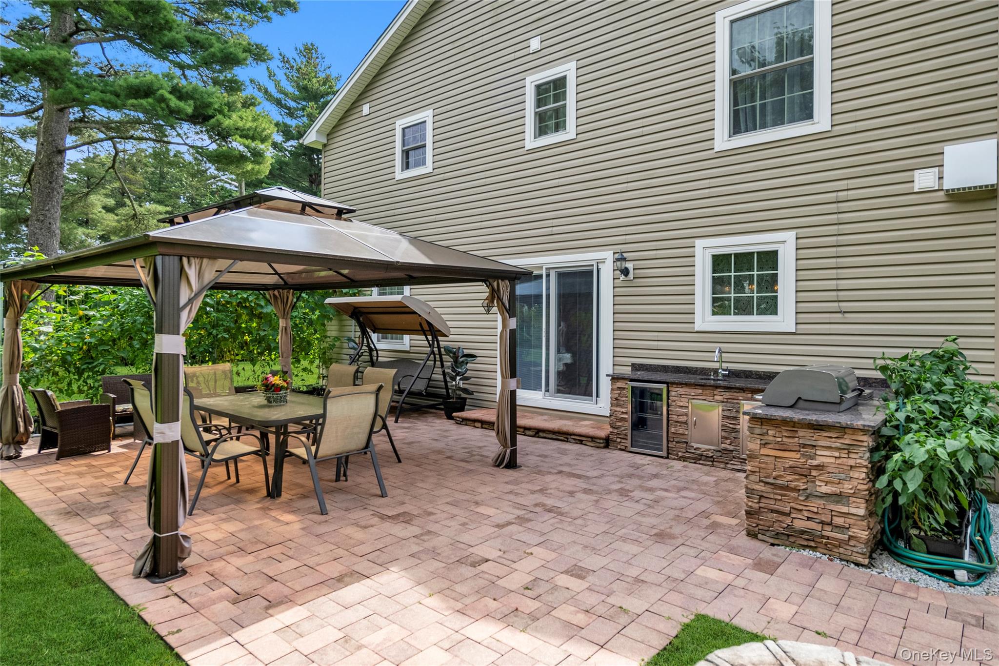 10 Field Avenue, Hicksville, NY 11801