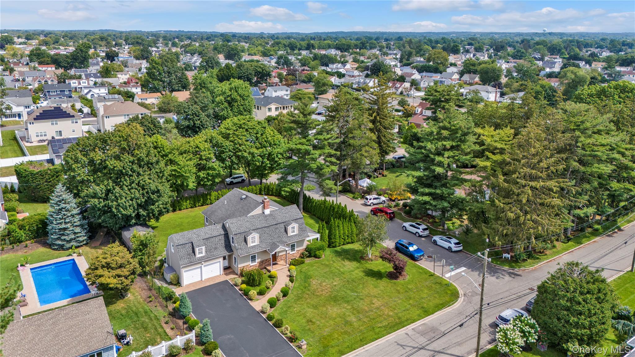 10 Field Avenue, Hicksville, NY 11801