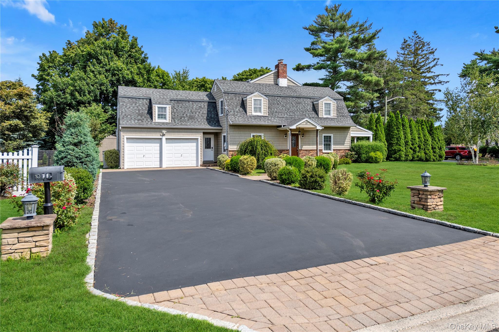 10 Field Avenue, Hicksville, NY 11801