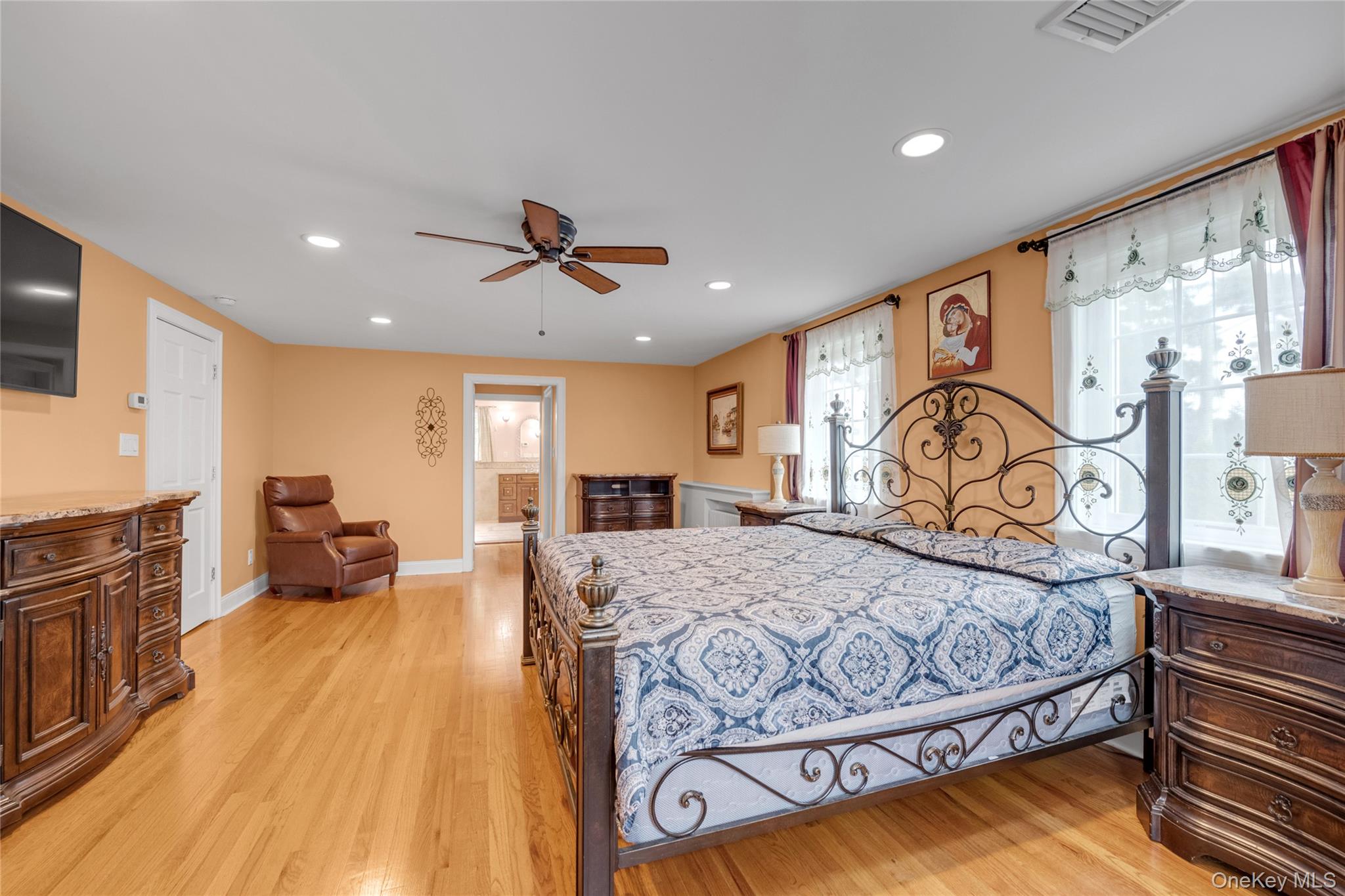 10 Field Avenue, Hicksville, NY 11801