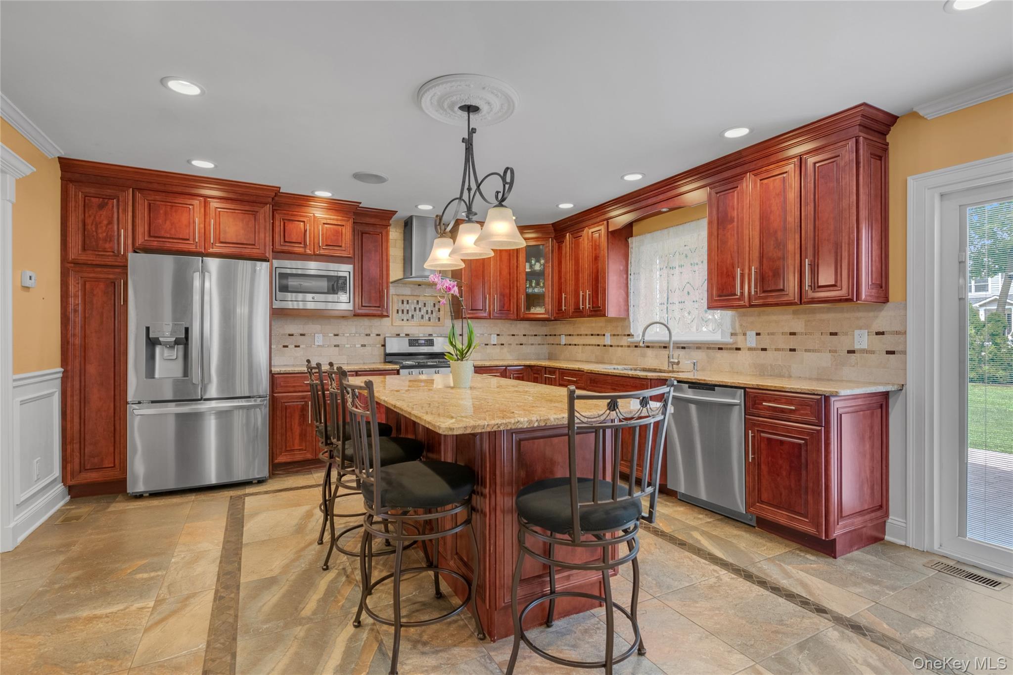 10 Field Avenue, Hicksville, NY 11801