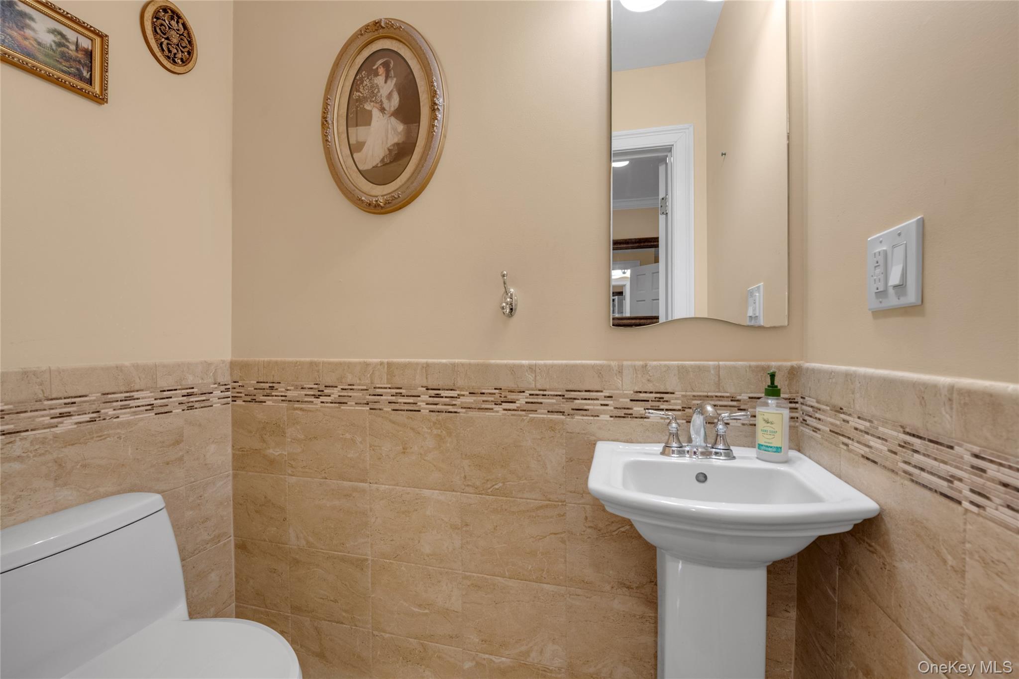 10 Field Avenue, Hicksville, NY 11801