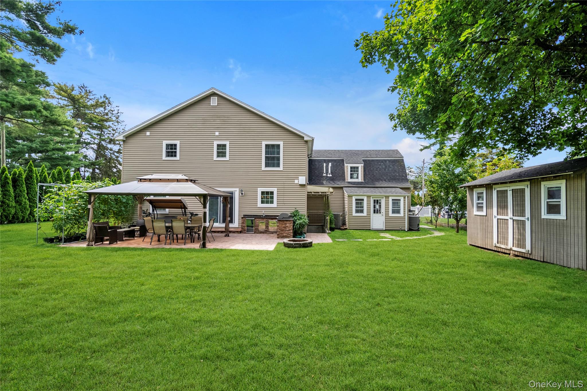 10 Field Avenue, Hicksville, NY 11801