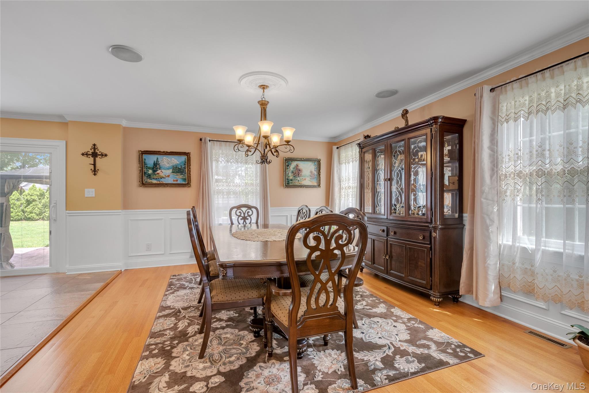 10 Field Avenue, Hicksville, NY 11801