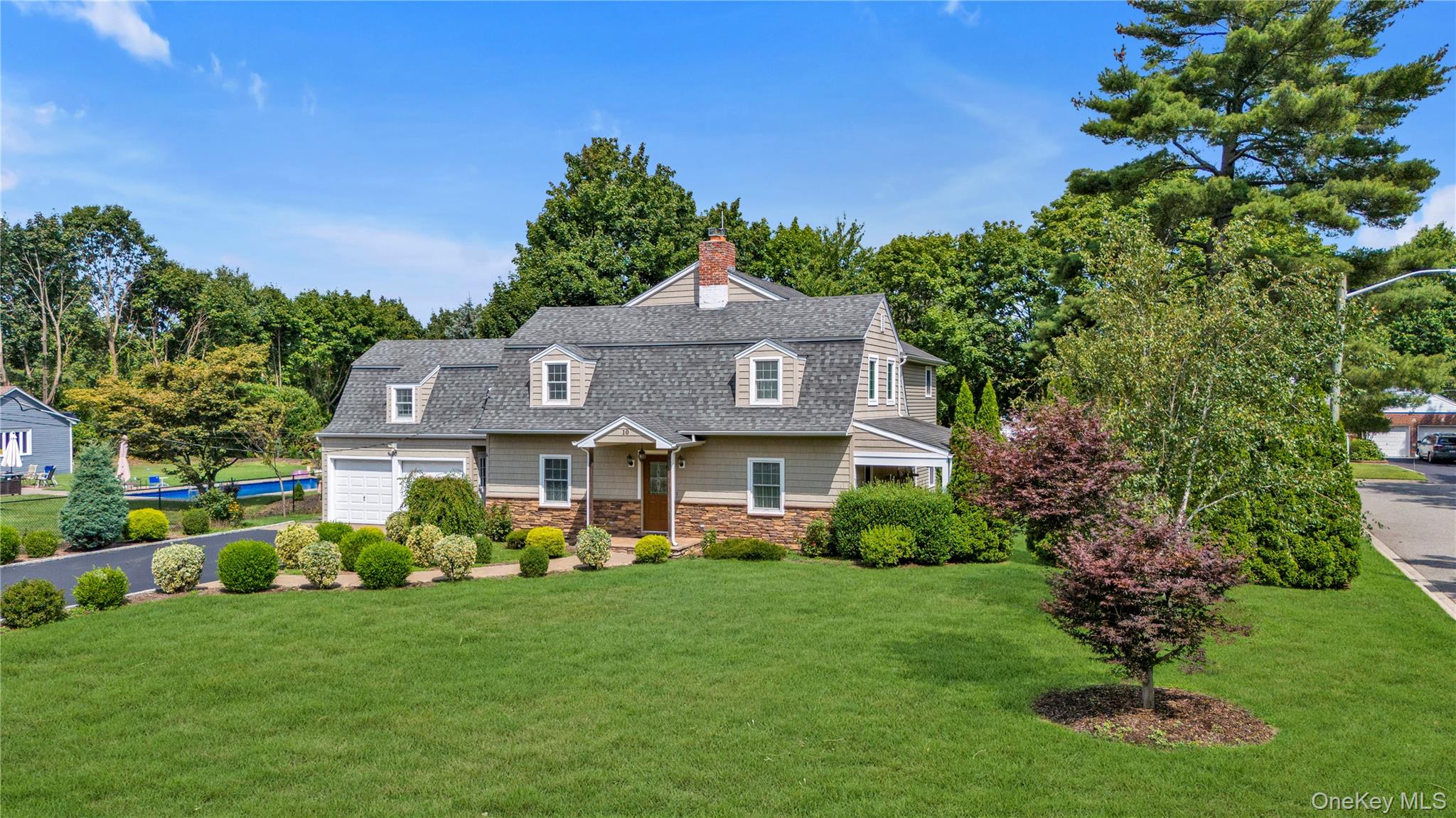 10 Field Avenue, Hicksville, NY 11801