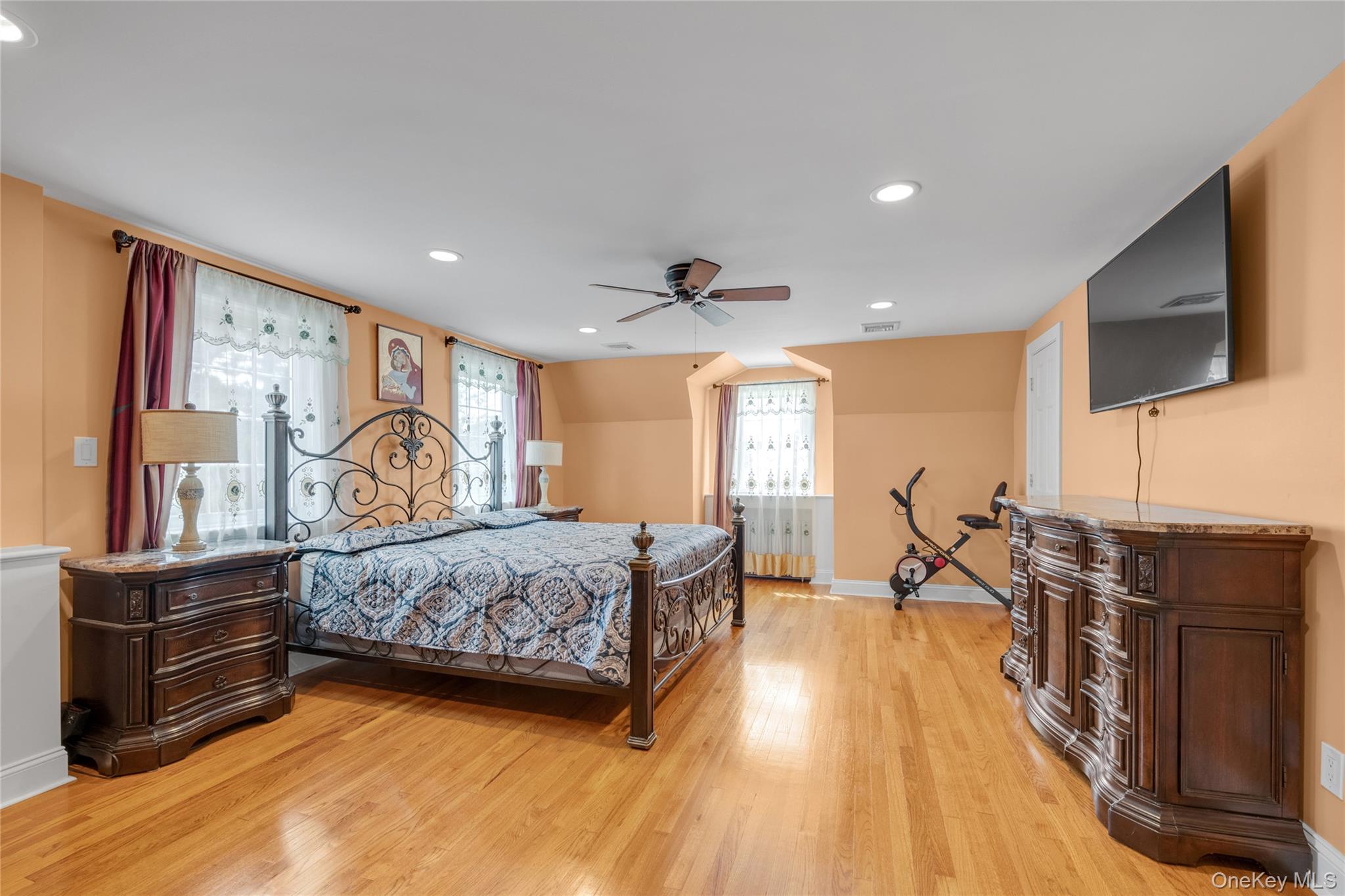 10 Field Avenue, Hicksville, NY 11801