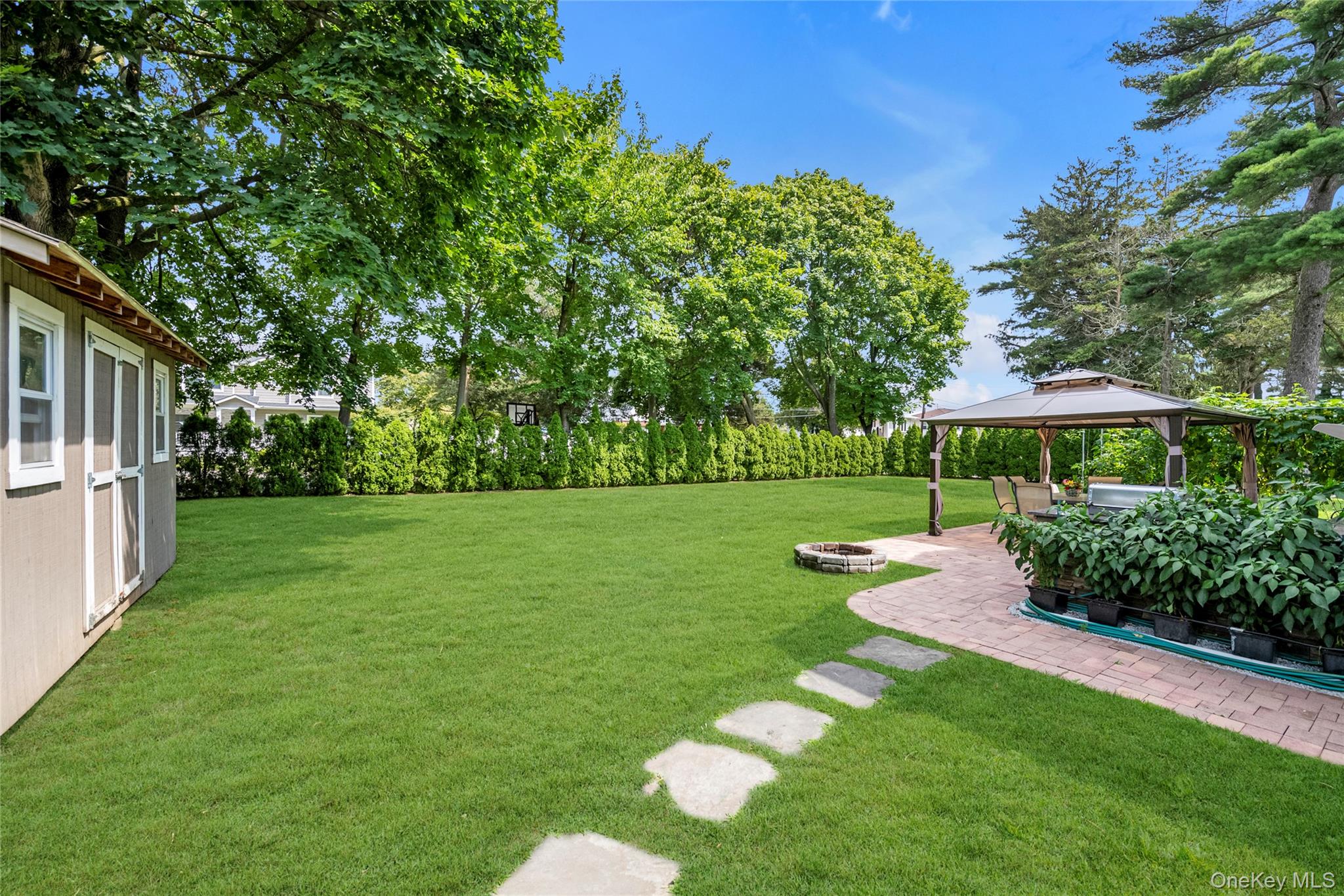 10 Field Avenue, Hicksville, NY 11801