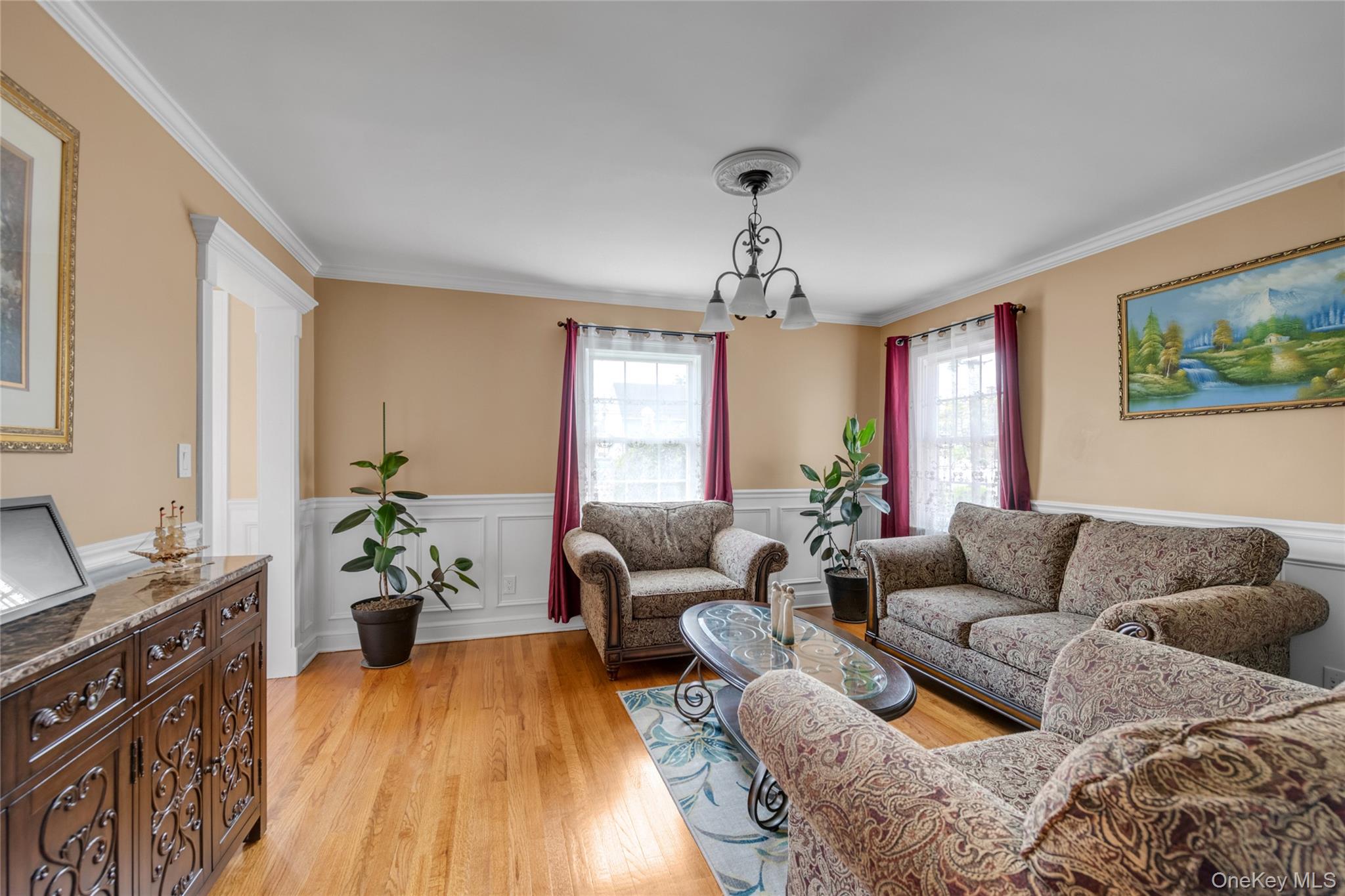 10 Field Avenue, Hicksville, NY 11801