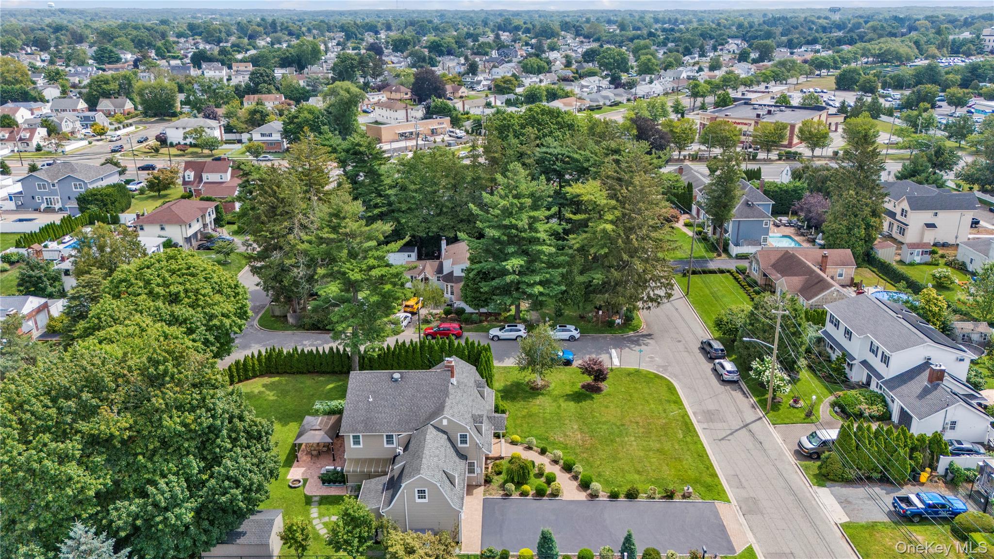 10 Field Avenue, Hicksville, NY 11801