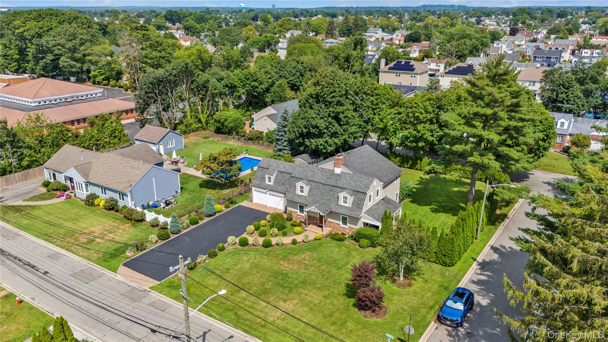 10 Field Avenue, Hicksville, NY 11801