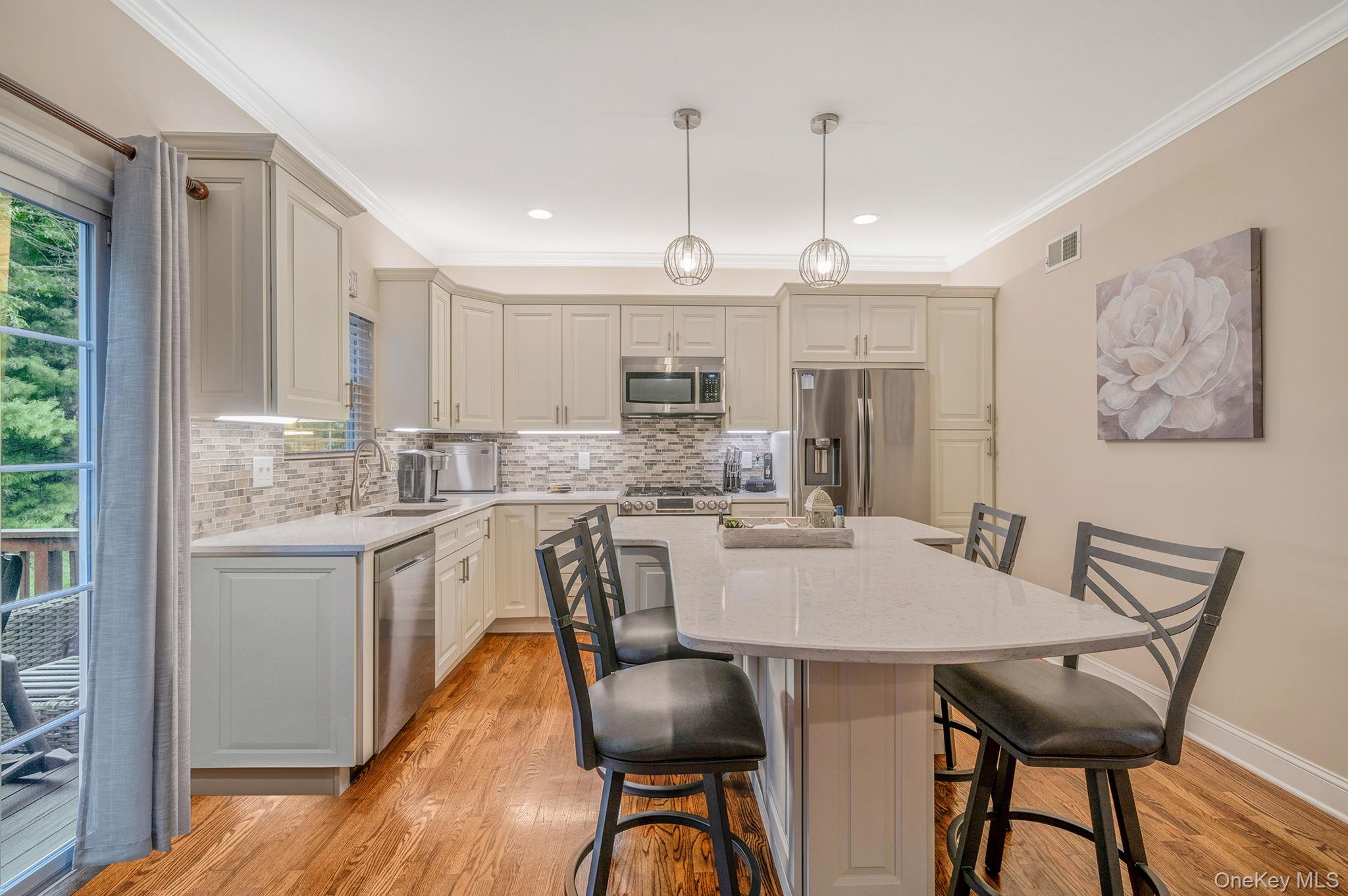 6 Arielle Court, Hauppauge, NY 11749