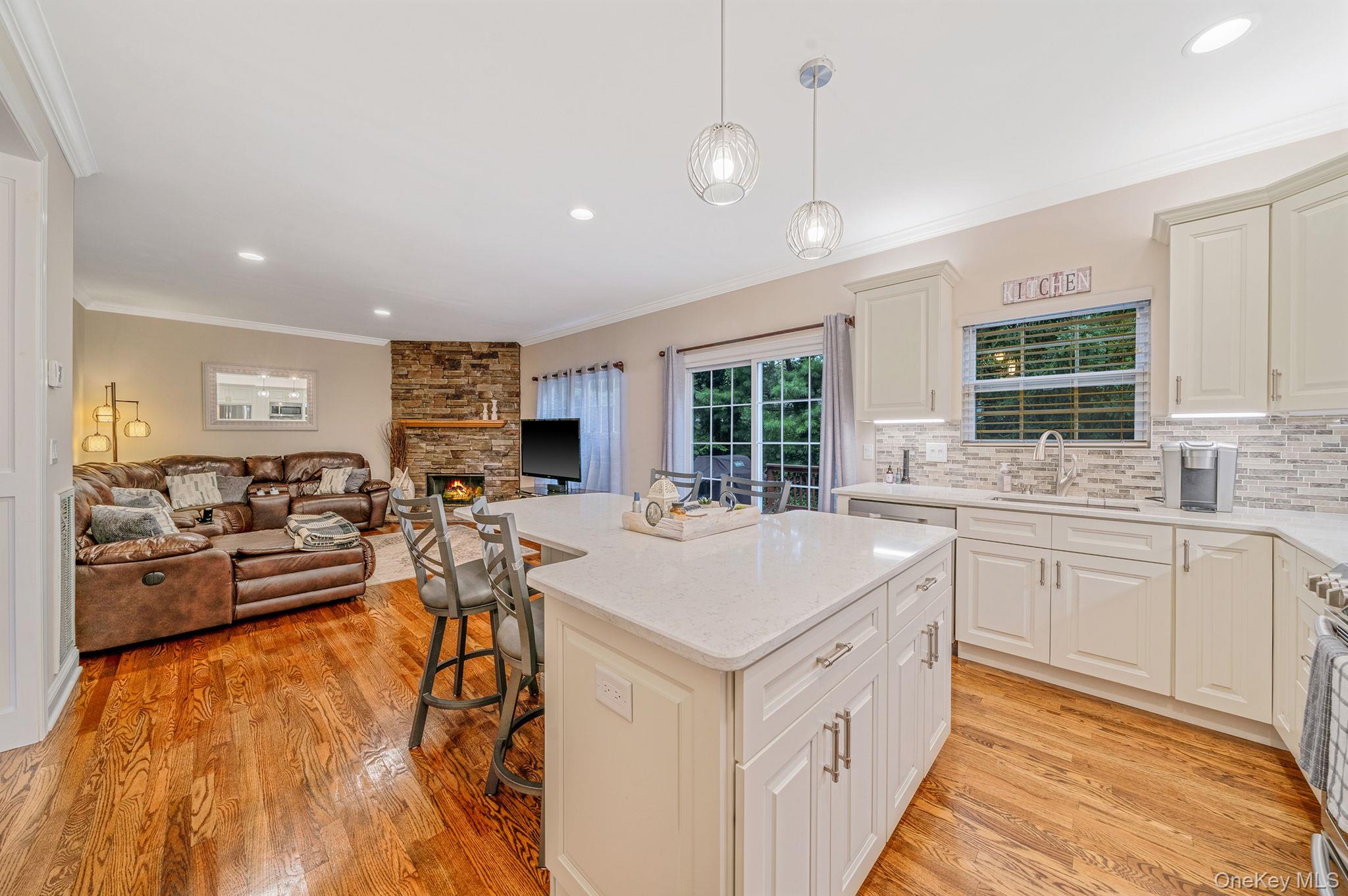 6 Arielle Court, Hauppauge, NY 11749