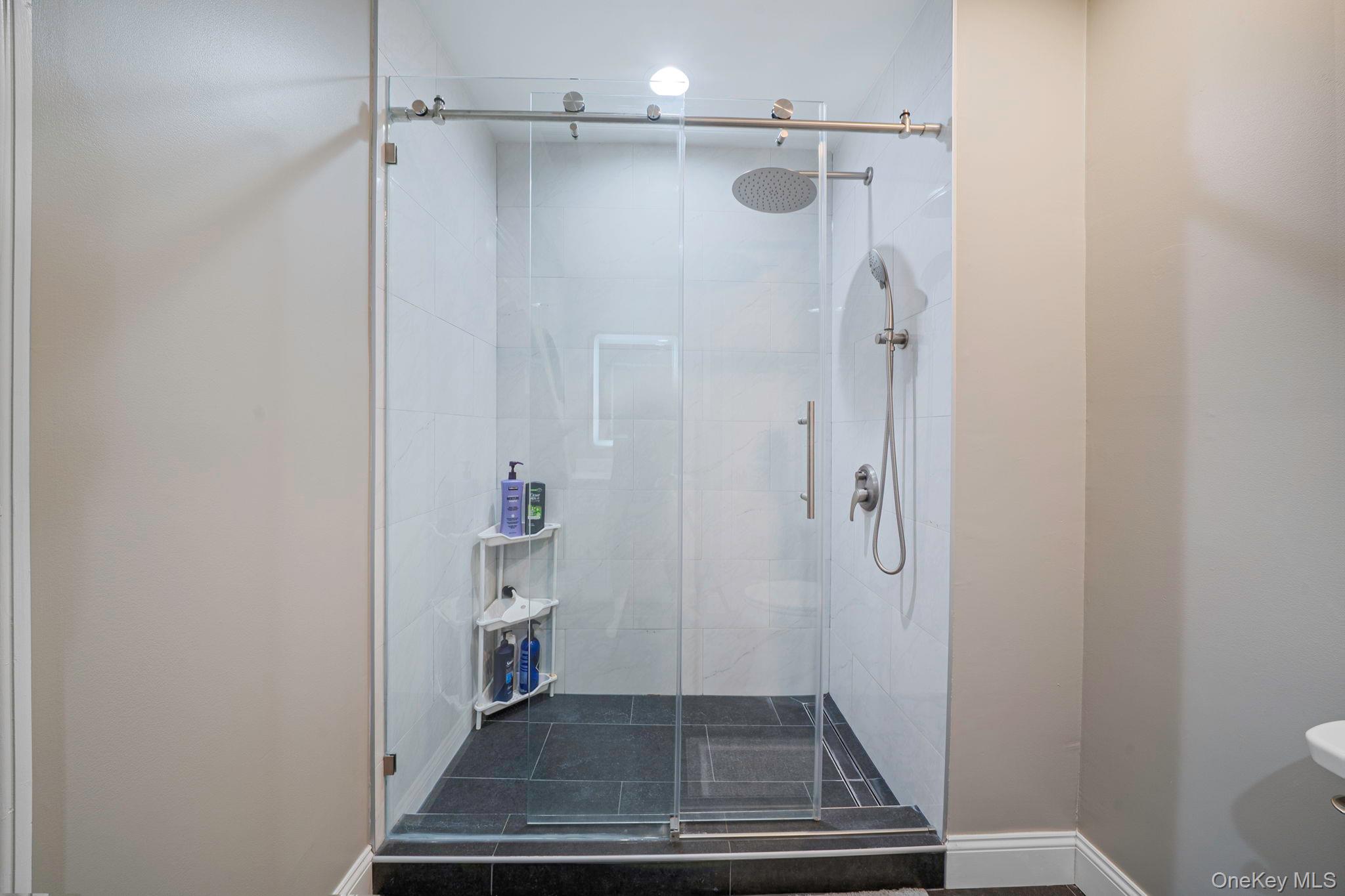 6 Arielle Court, Hauppauge, NY 11749