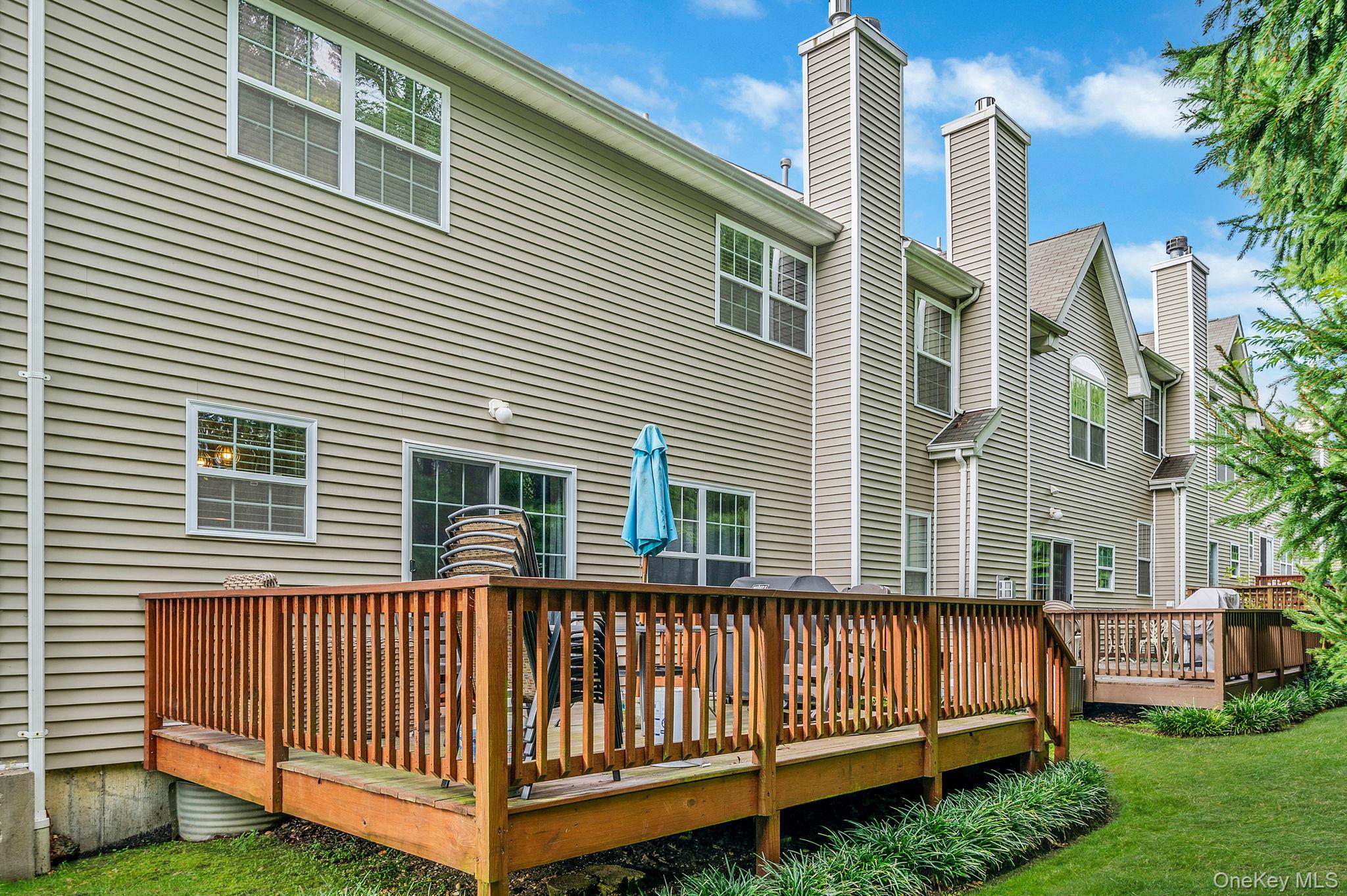 6 Arielle Court, Hauppauge, NY 11749