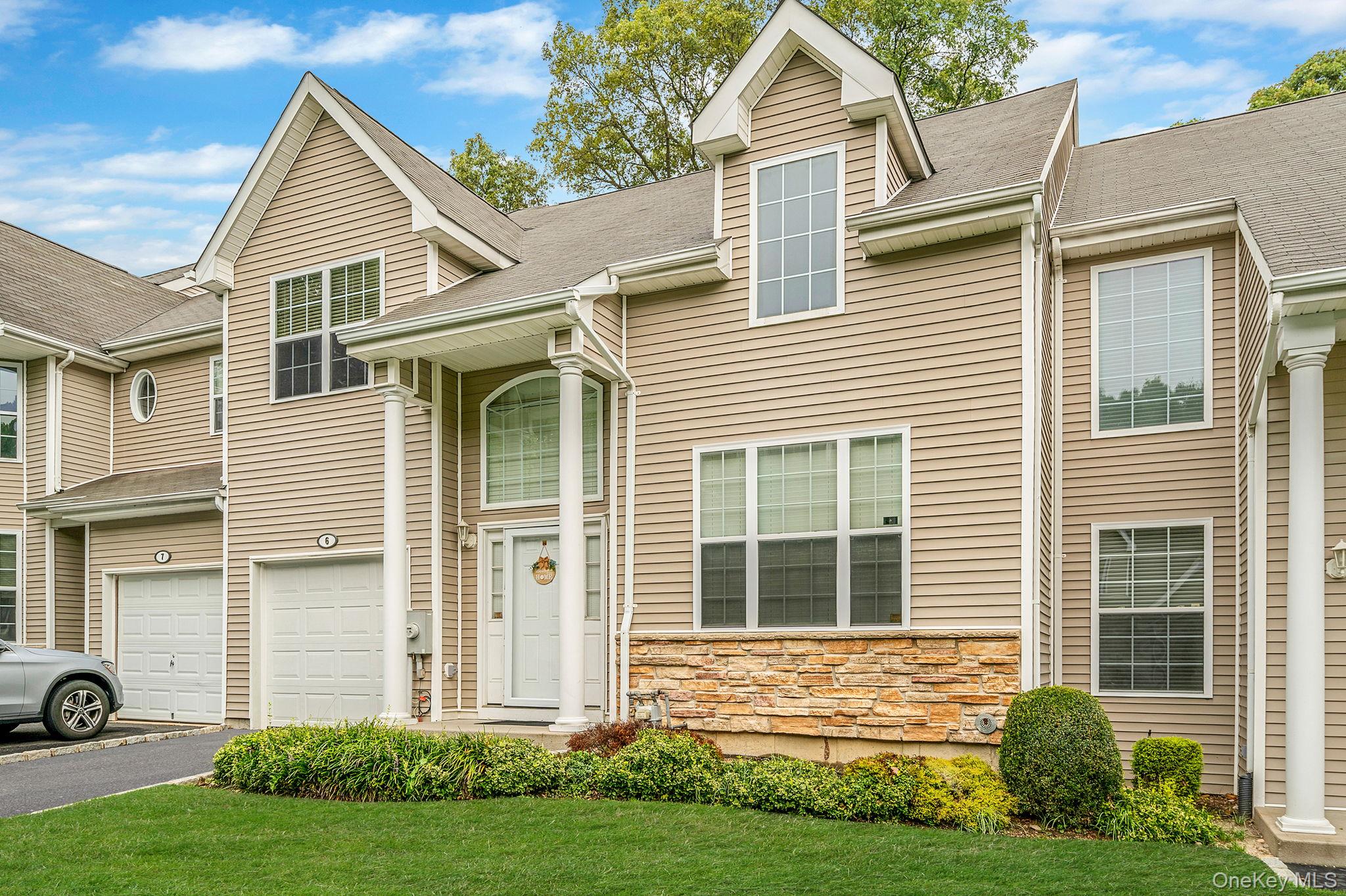 6 Arielle Court, Hauppauge, NY 11749