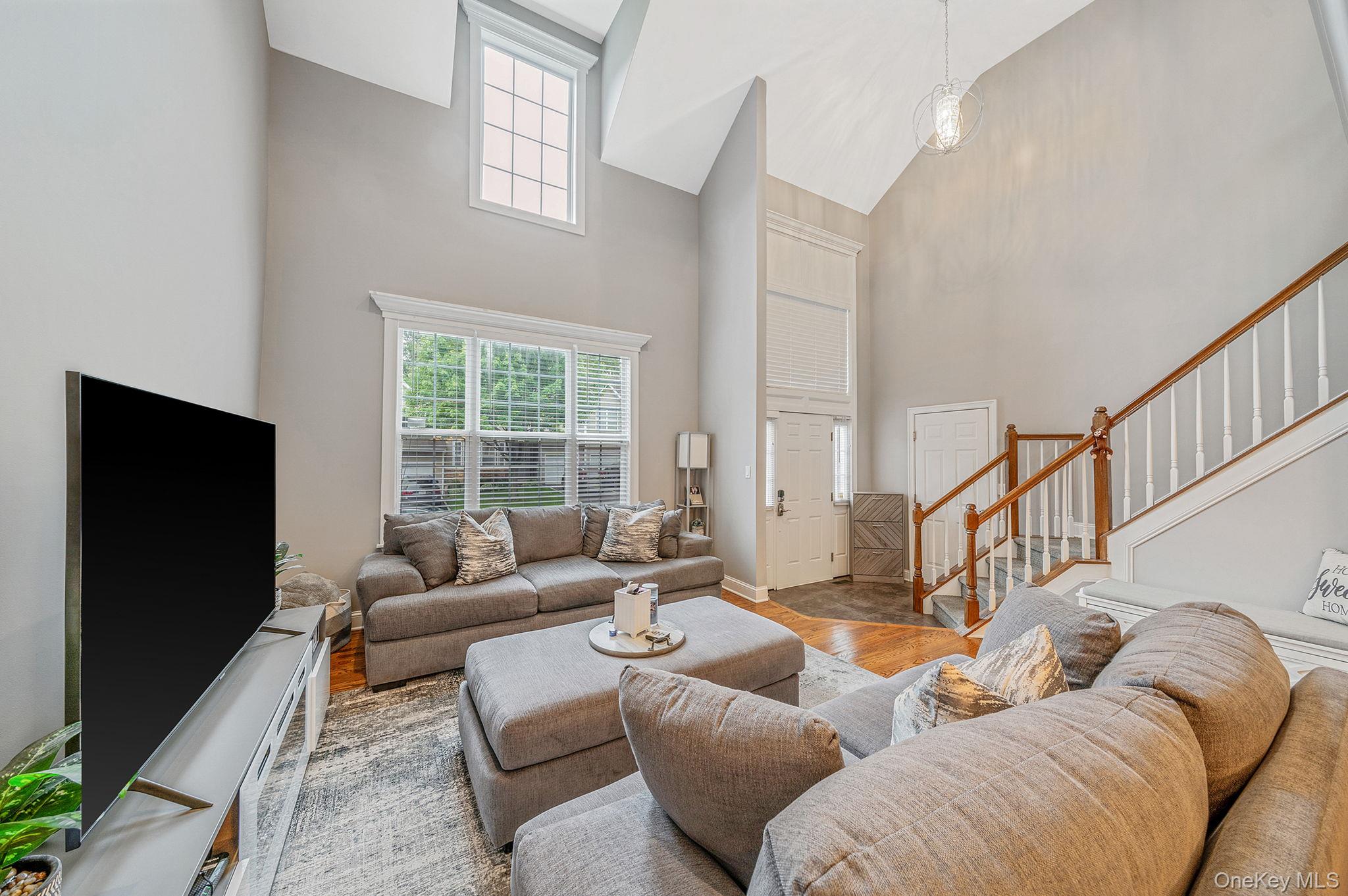 6 Arielle Court, Hauppauge, NY 11749