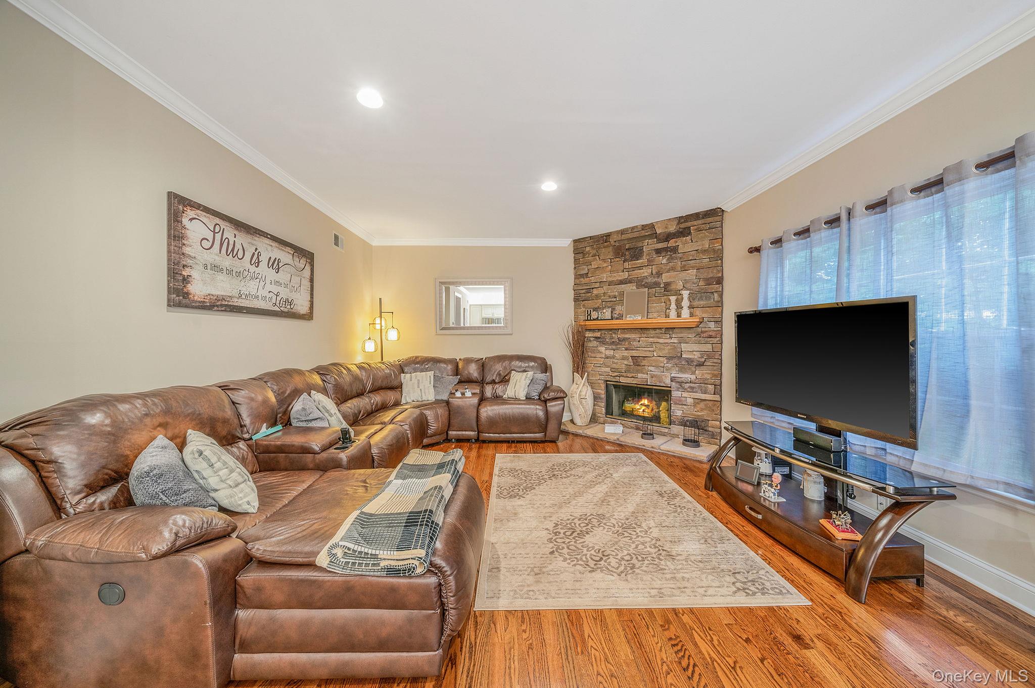 6 Arielle Court, Hauppauge, NY 11749