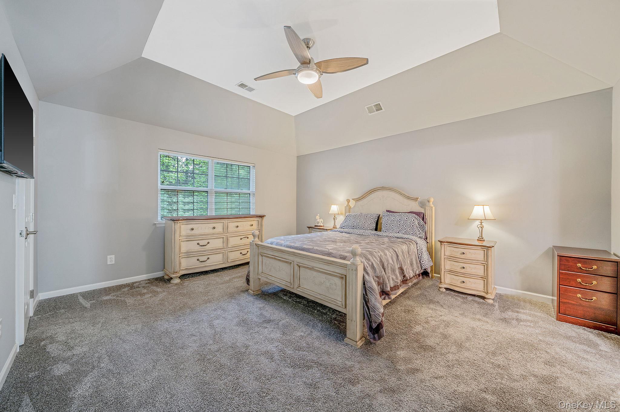 6 Arielle Court, Hauppauge, NY 11749