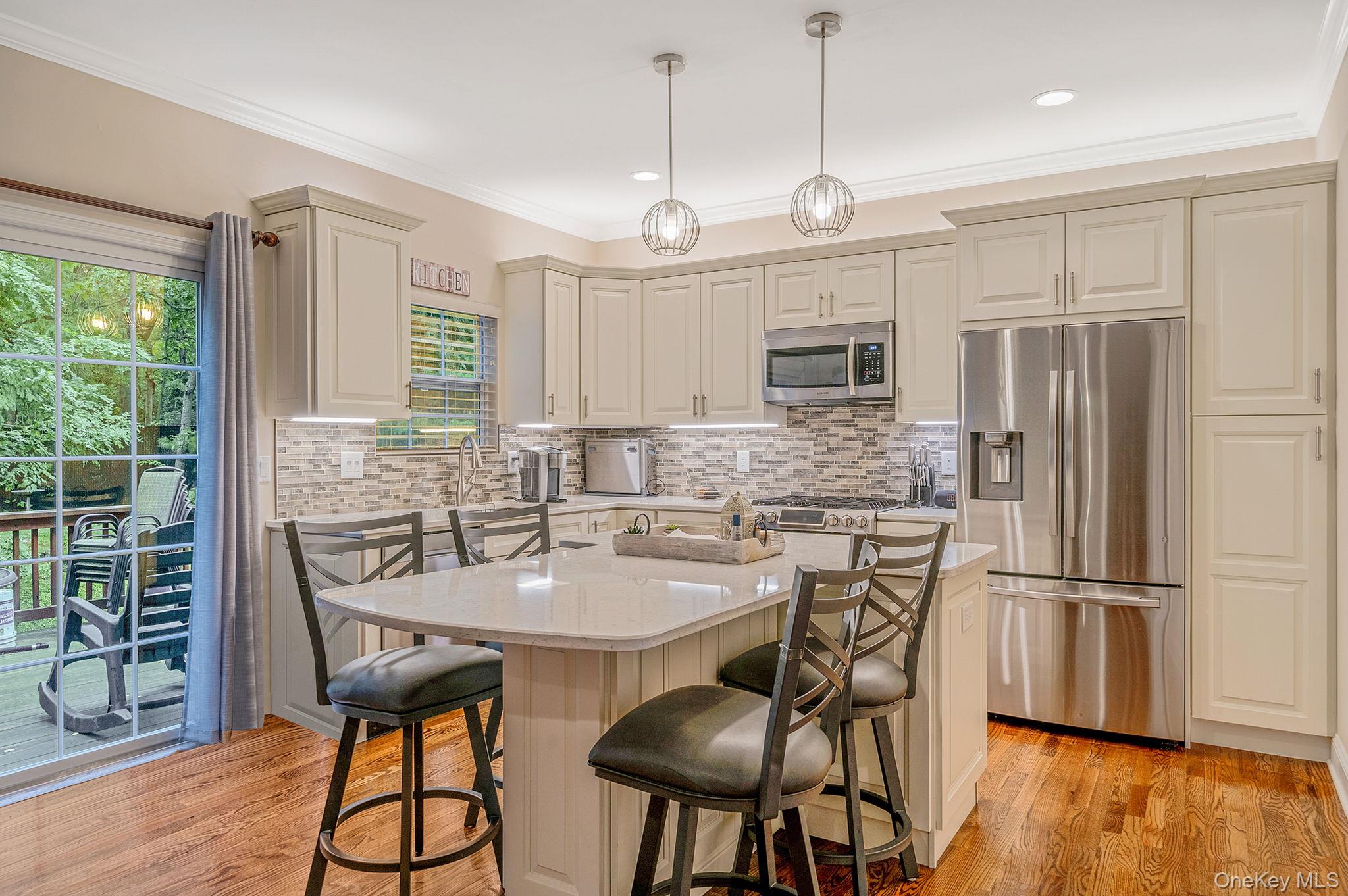 6 Arielle Court, Hauppauge, NY 11749