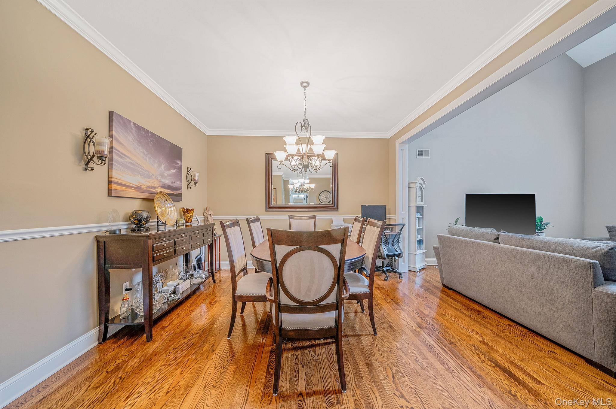 6 Arielle Court, Hauppauge, NY 11749