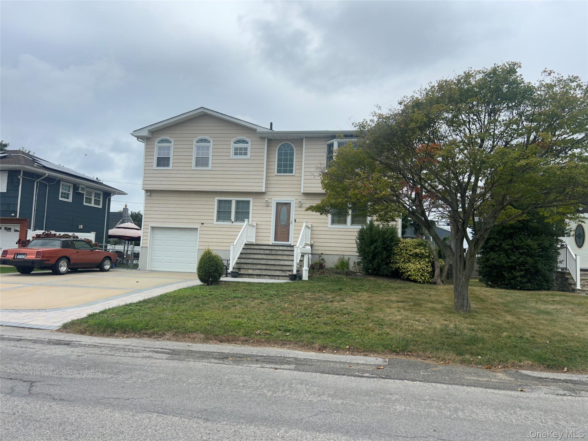 311 Riviera Parkway, Lindenhurst, NY 11757