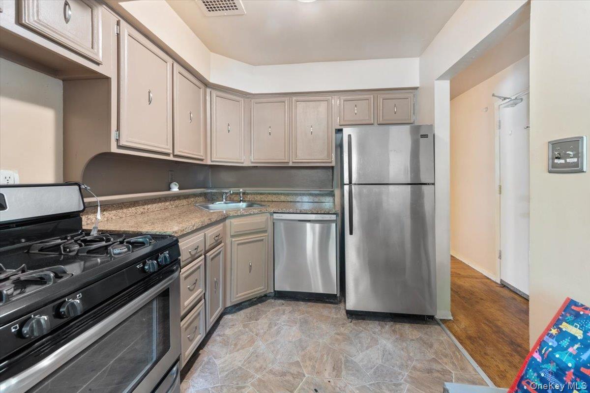 3950 Throggs Neck Expressway, Bronx, NY 10465