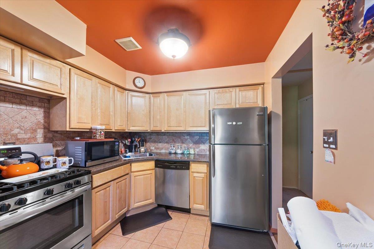 3950 Throggs Neck Expressway, Bronx, NY 10465