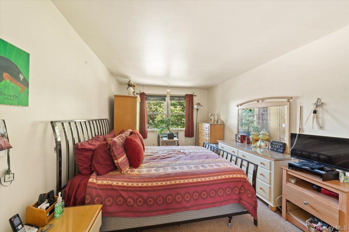 3950 Throggs Neck Expressway, Bronx, NY 10465