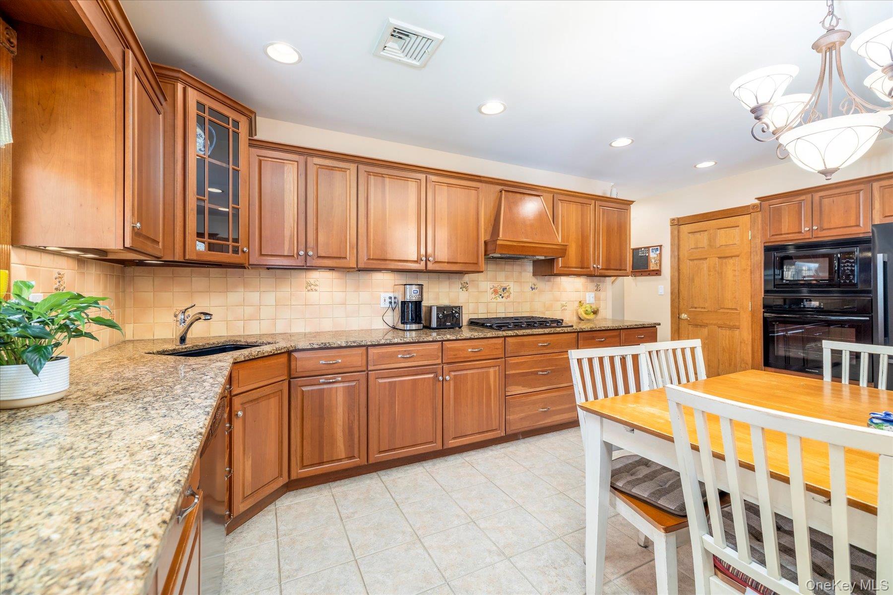 15 Baylis Rd Baylis Road, Rockville Centre, NY 11570